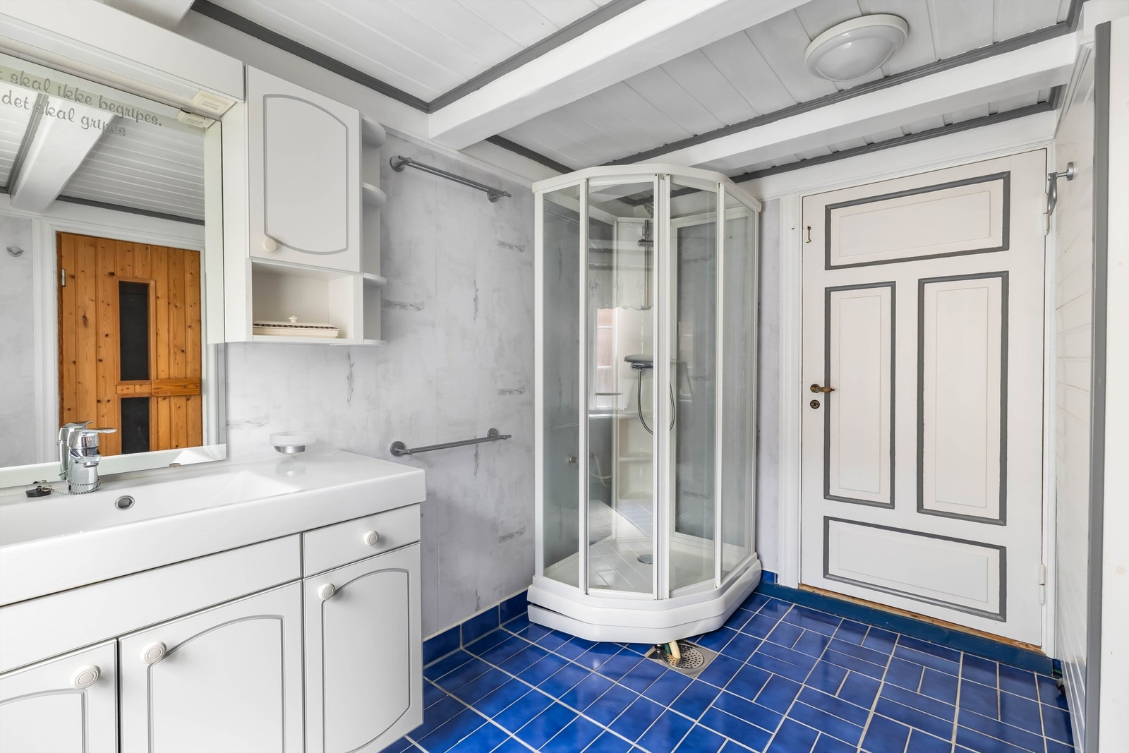 Badet er utstyrt med servantinnredning, toalett, skjult varmtvannstank og dusjkabinett. Galleribilde
