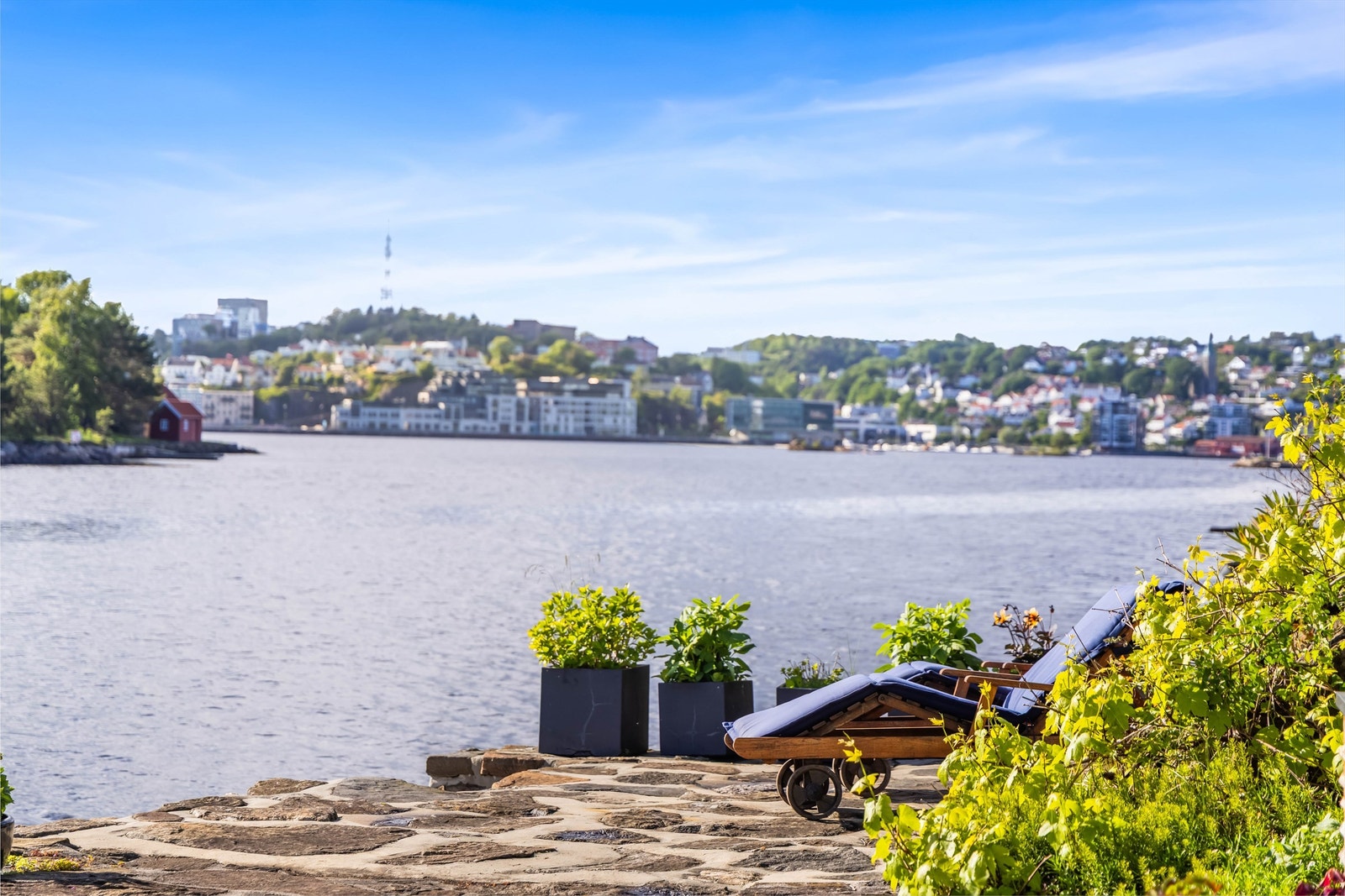 Fra uteplassen kan man følge med på båttrafikken inn og ut av Arendal med byens innseiling i front av eiendommen. Galleribilde