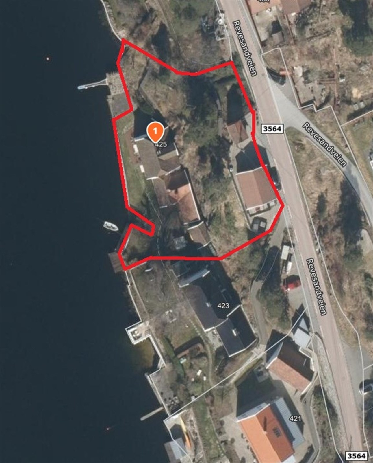 Tomten er på ca. 1,5 mål og strekker seg fra Revesandveien og helt ned til sjøen. Galleribilde