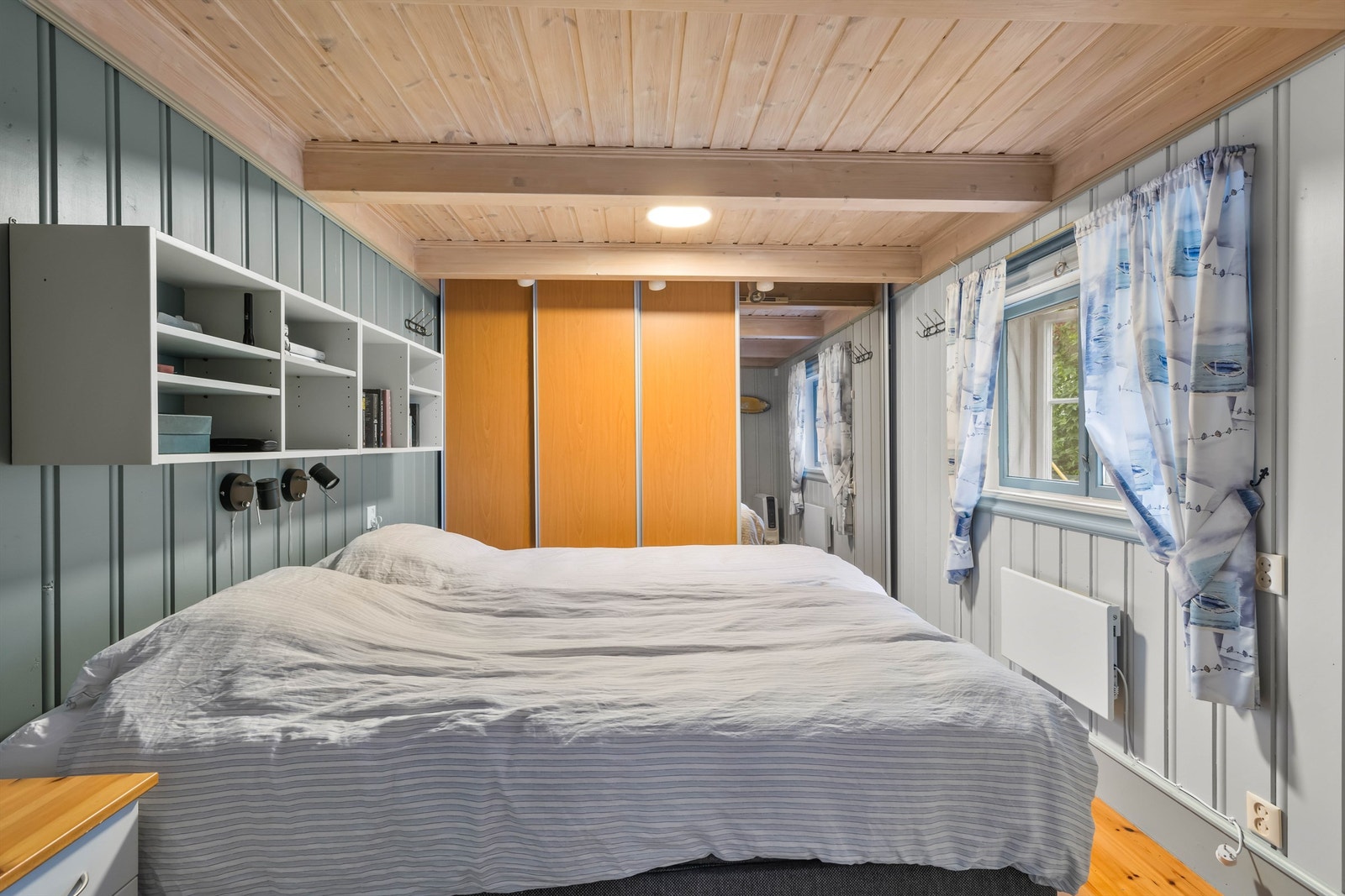 Soverom i første etasje, med god plass til dobbeltseng og garderobeløsning. Galleribilde