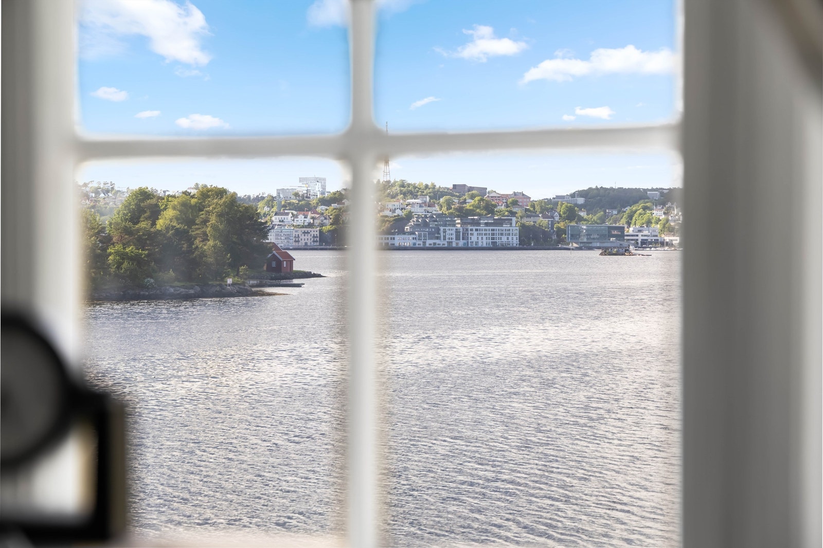 Utsikt over byfjorden fra soverom. Galleribilde