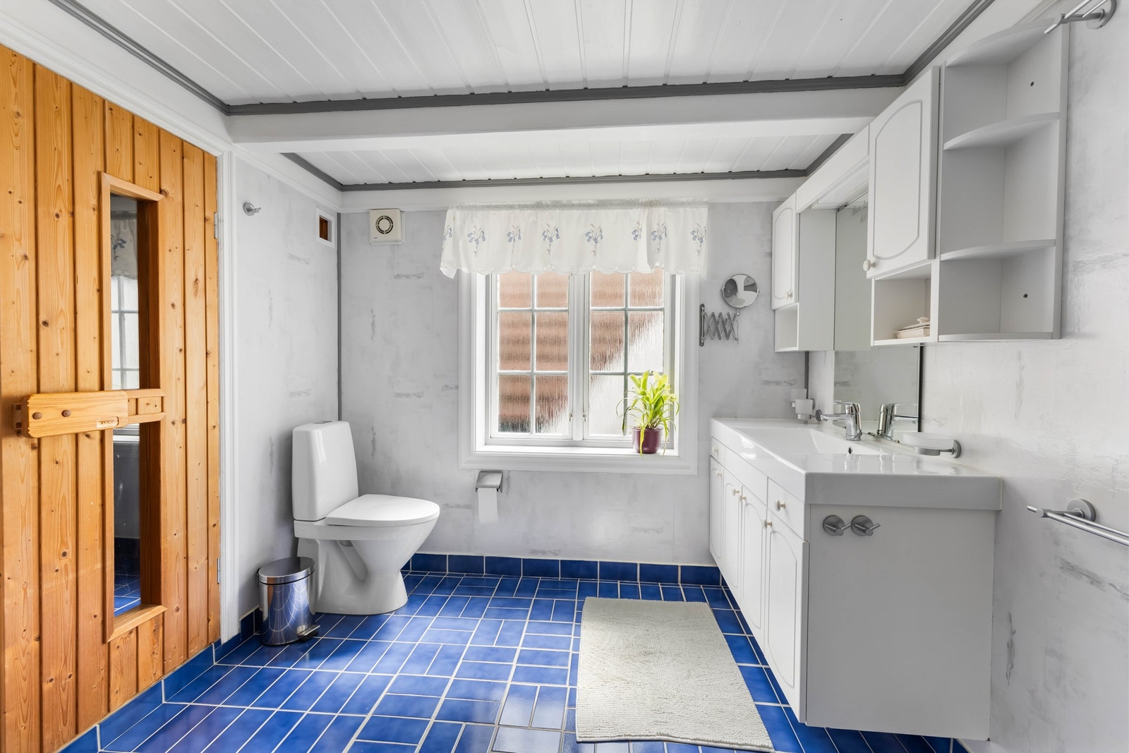 Badet i andre etasje har flislagt gulv med gulvvarme og adkomst til badstue. Galleribilde
