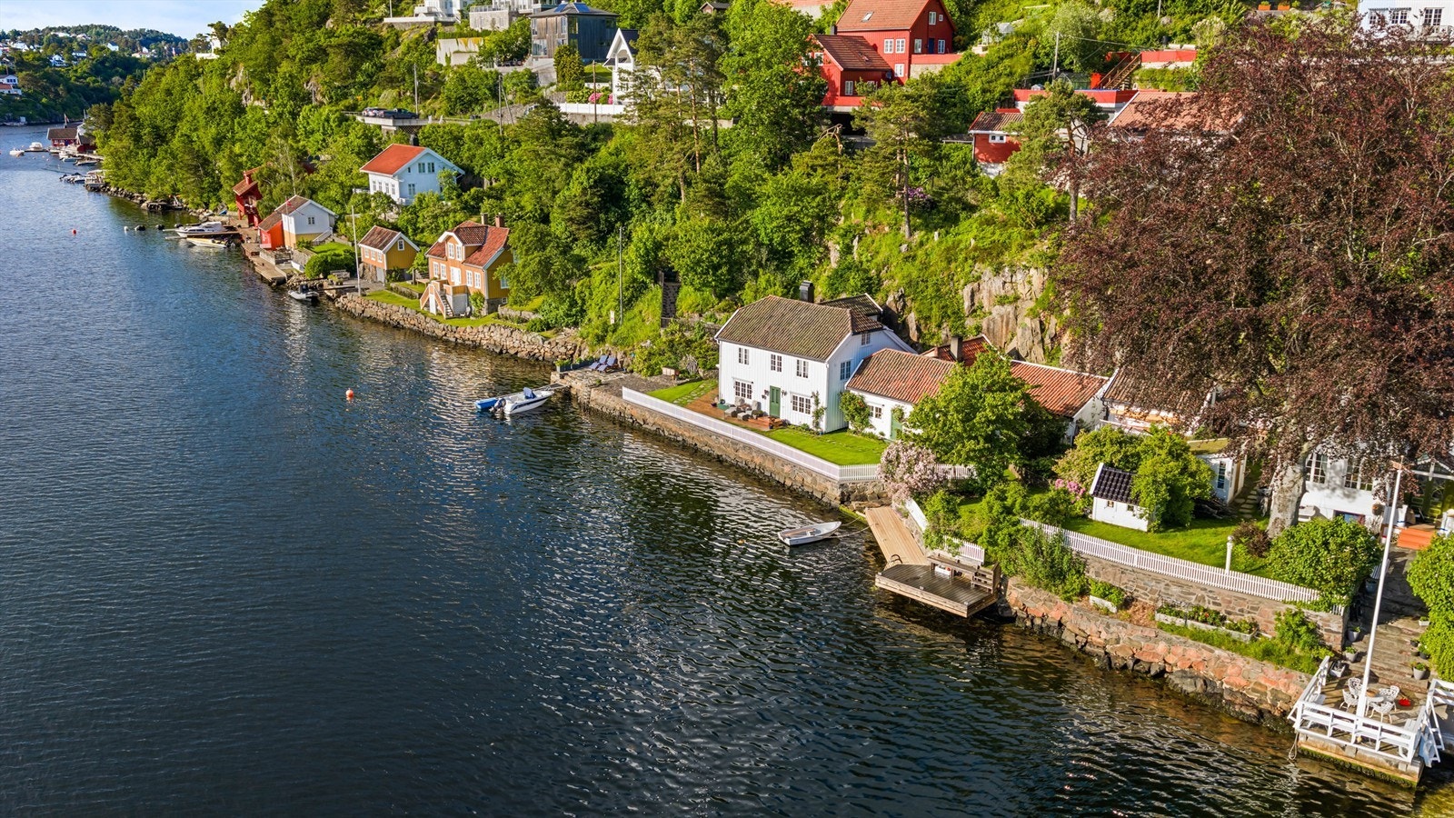 Eiendommen er nærmeste nabo til Gabriel Scotts tidligere hjem "Maagereiret" og "Endresens Pensjonat" (syd). Fra sin opprinnelse var huset anneks til pensjonatet. Galleribilde