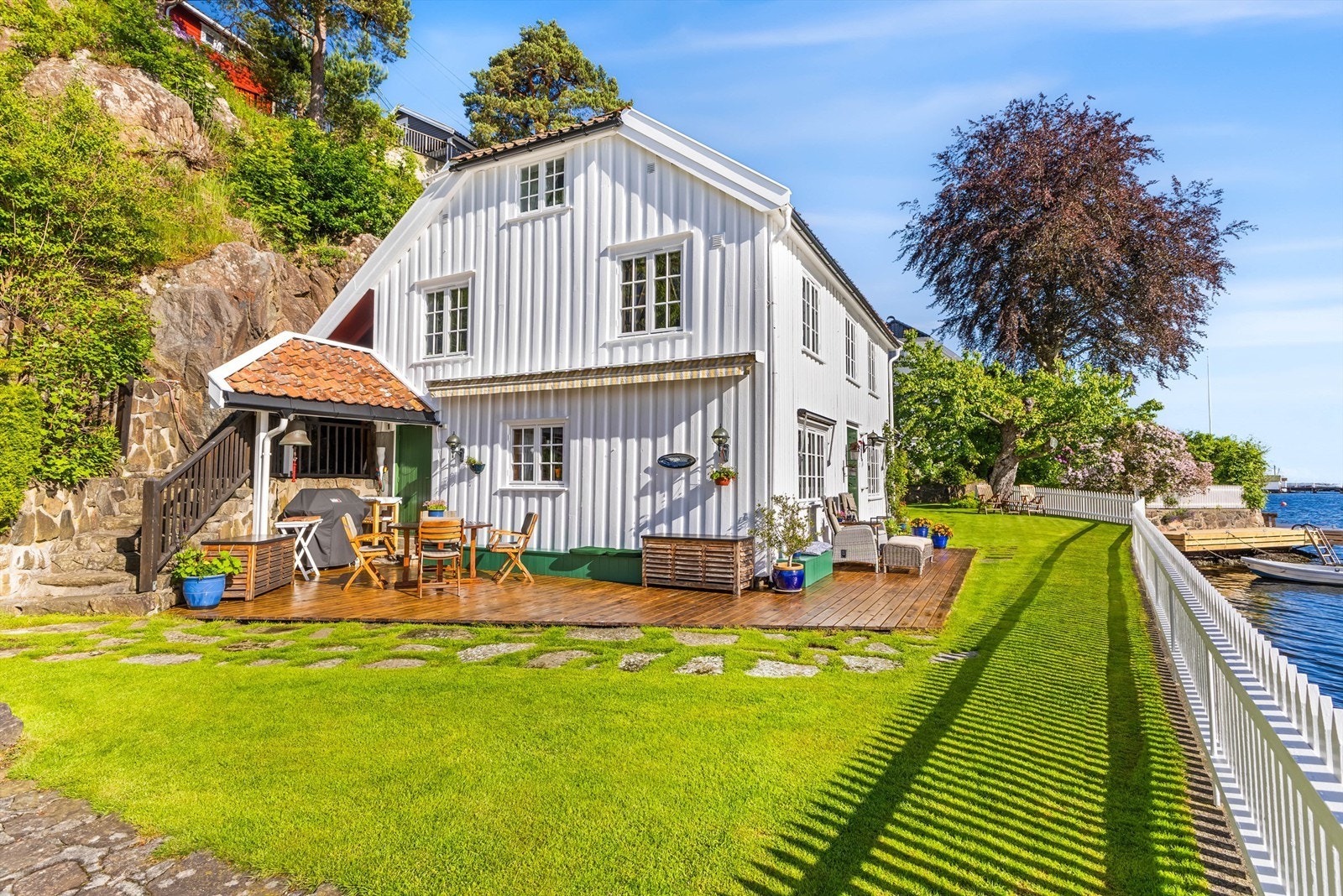 Fra eiendommen kan man få med seg båter på vei inn og ut av Galtesund. Det er likevel en ganske usjenert plassering på eiendommen, med fin avstand til naboer.
Foto: Sørvær Media Galleribilde