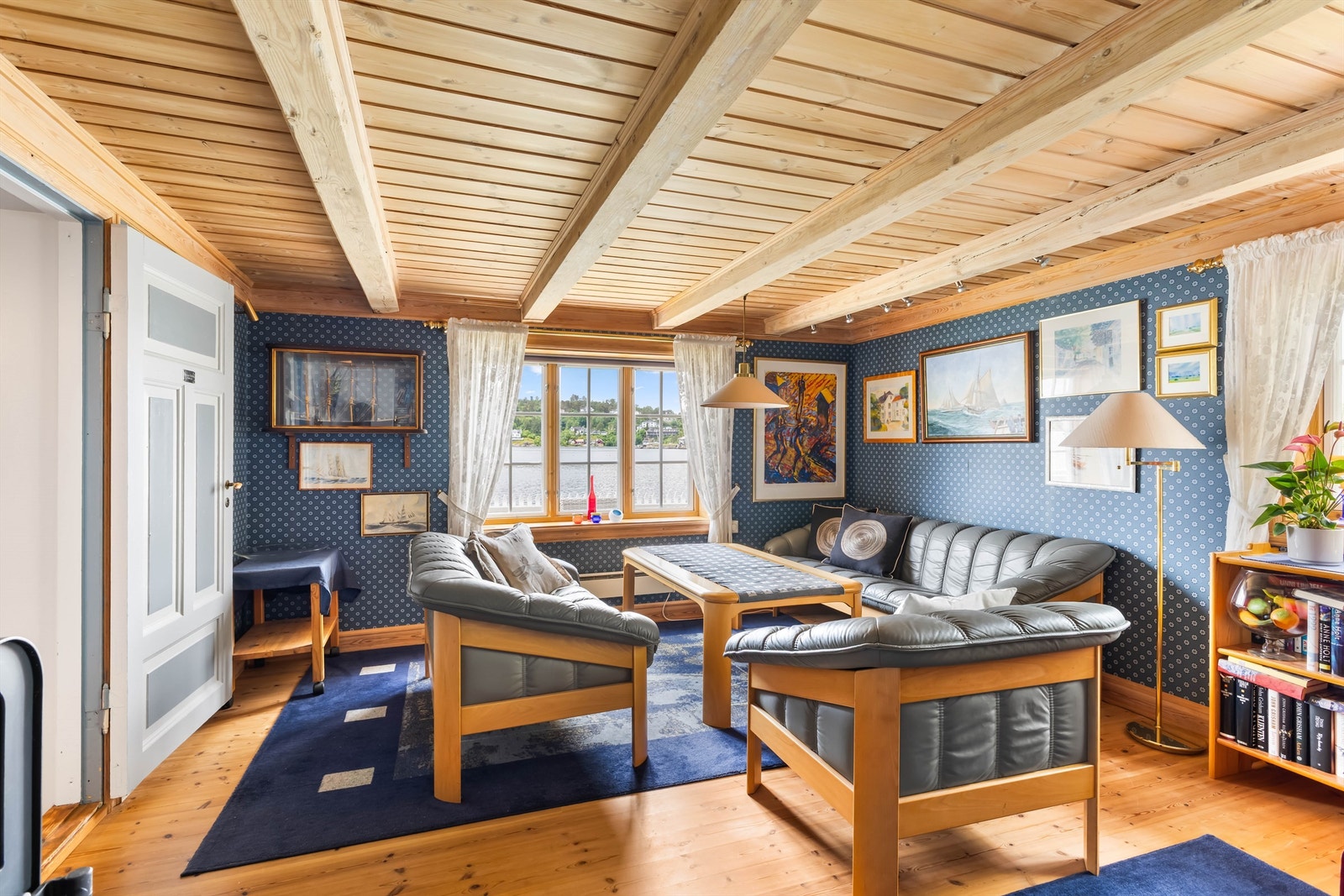 Fra stuen er det direkte utsikt over Galtesund og mot Hisøy. Galleribilde
