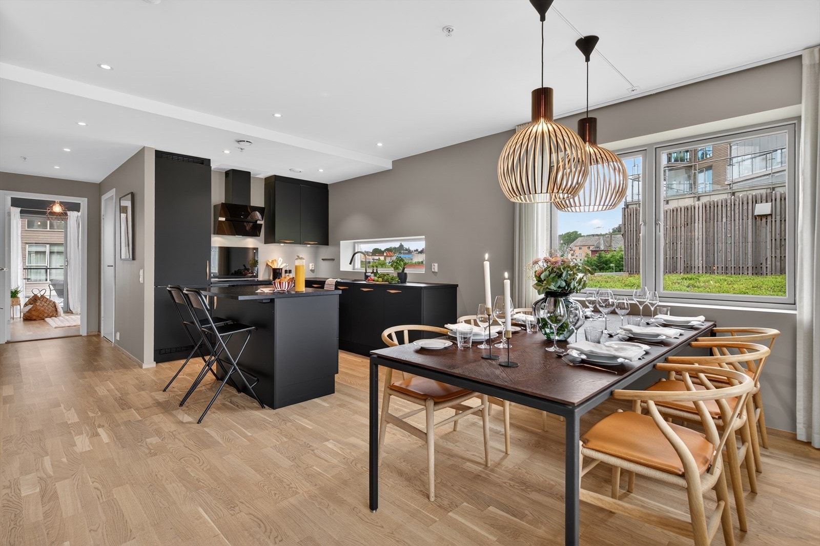 Stue og kjøkken i åpen løsning gir en sosial og luftig atmosfære, med plass til både spisebord og sofagruppe. Galleribilde