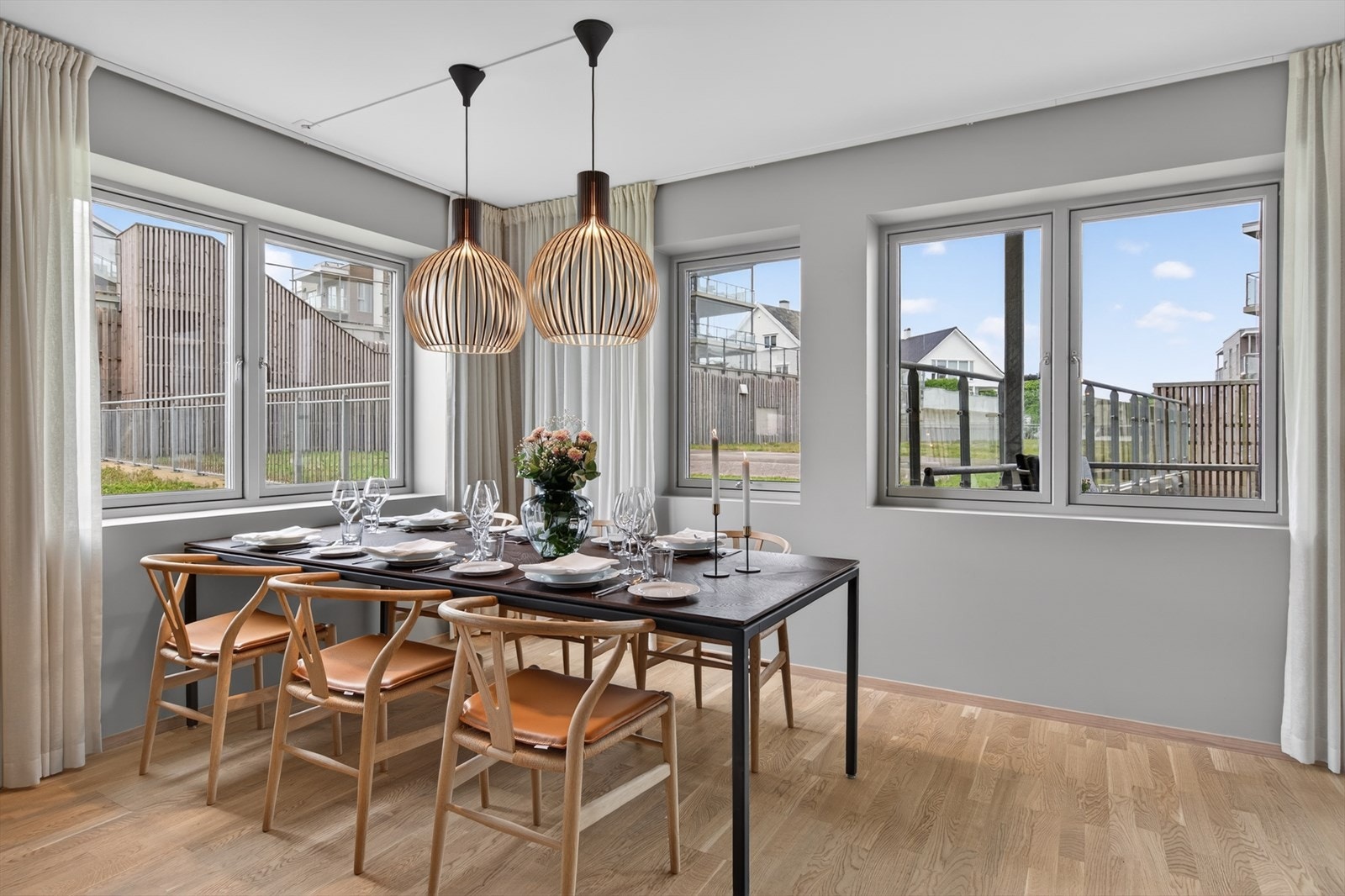 Spisestuen har god plass til langbord og er en naturlig samlingsplass i leiligheten. Galleribilde