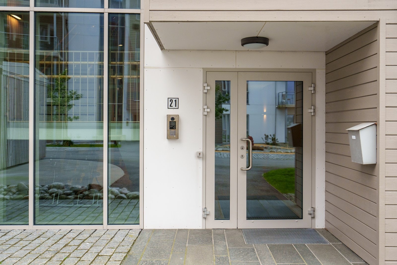 Hovedinngangen til bygget er representativ og innbydende. Galleribilde