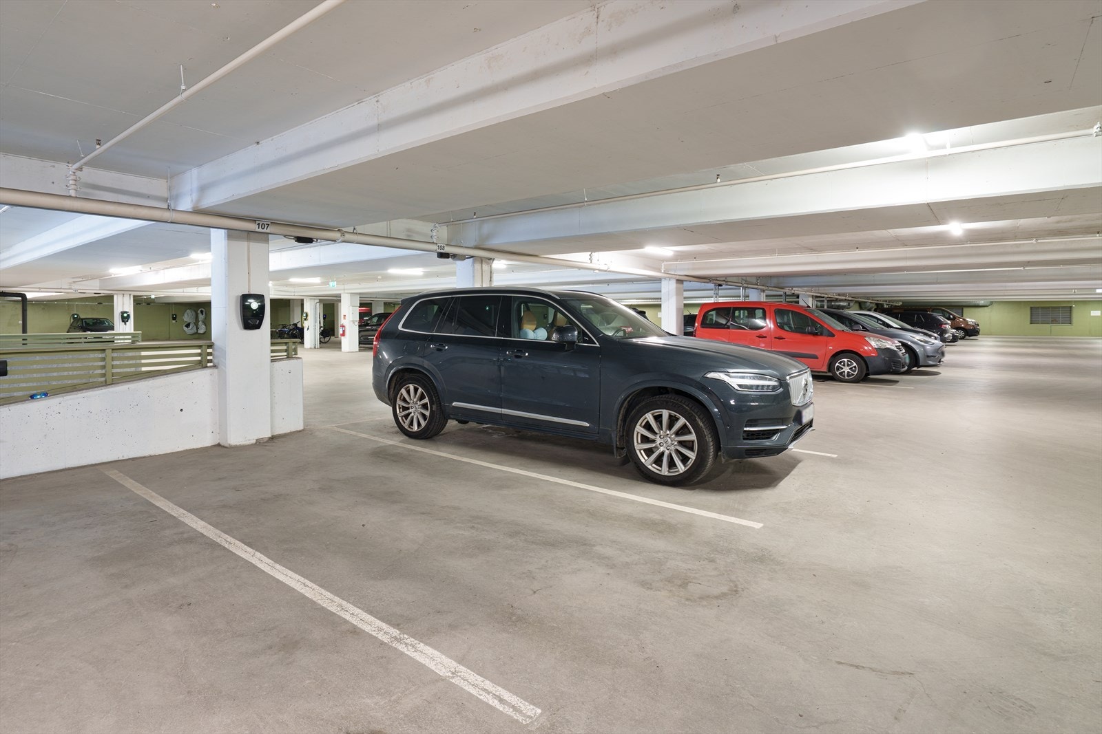 Det medfølger en fast parkeringsplass i et lukket fellesanlegg i underetasjen (med elbillader). Galleribilde