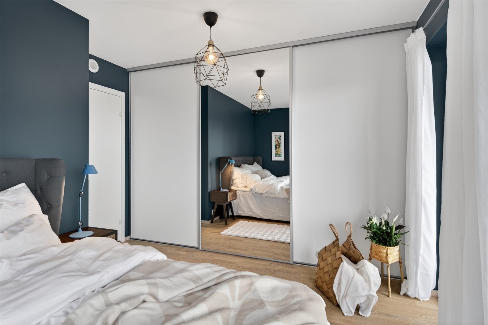 En romslig skyvedørsgarderobe på hovedsoverommet gir rikelig med oppbevaringsplass. Galleribilde