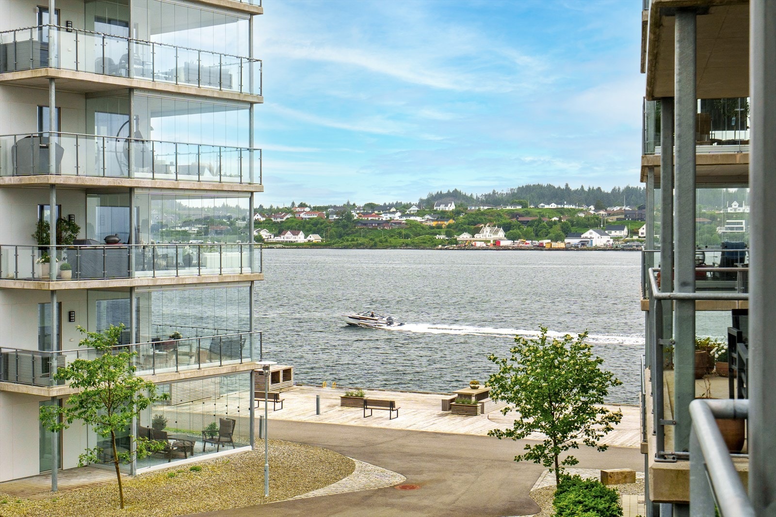 Fra eiendommen er det flott utsikt mot sjøen og nærområdet. Galleribilde