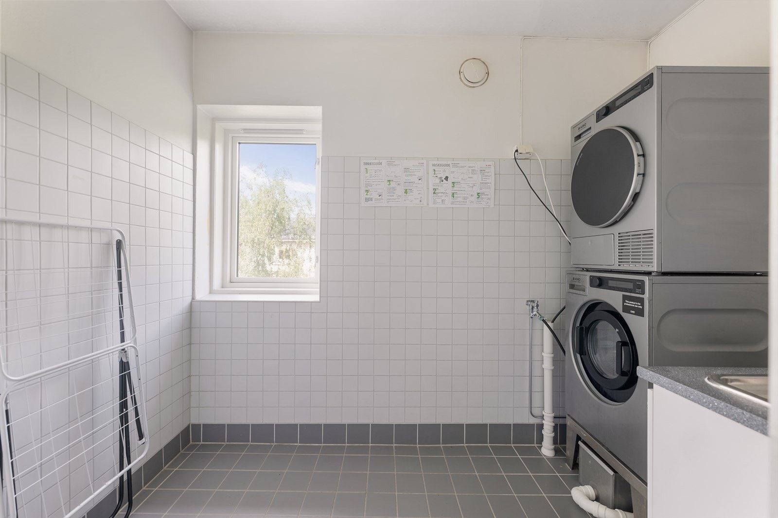 Borettslaget tilbyr fellesvaskeri med vaskemaskiner og tørketromler i hver etasje. Galleribilde