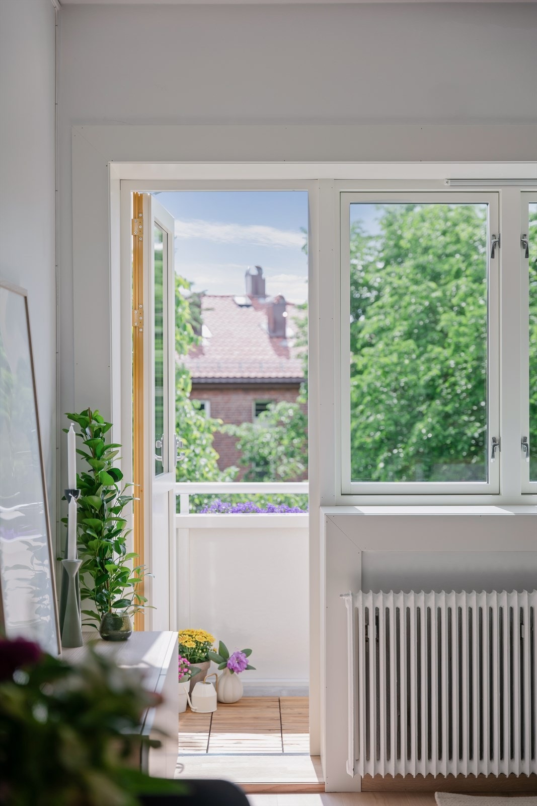 Store vindusflater og balkongdør (skiftet i 2026) slipper inn rikelig med dagslys og skaper en luftig følelse. Galleribilde