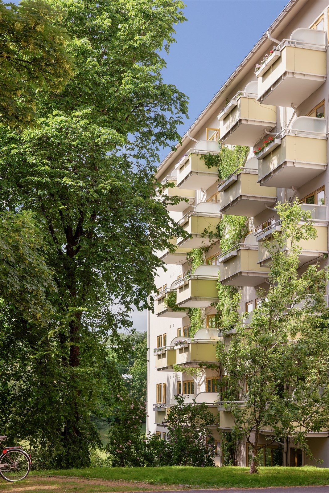 Leiligheten disponerer to loftsboder som gir rikelig med ekstra lagringsplass. Galleribilde