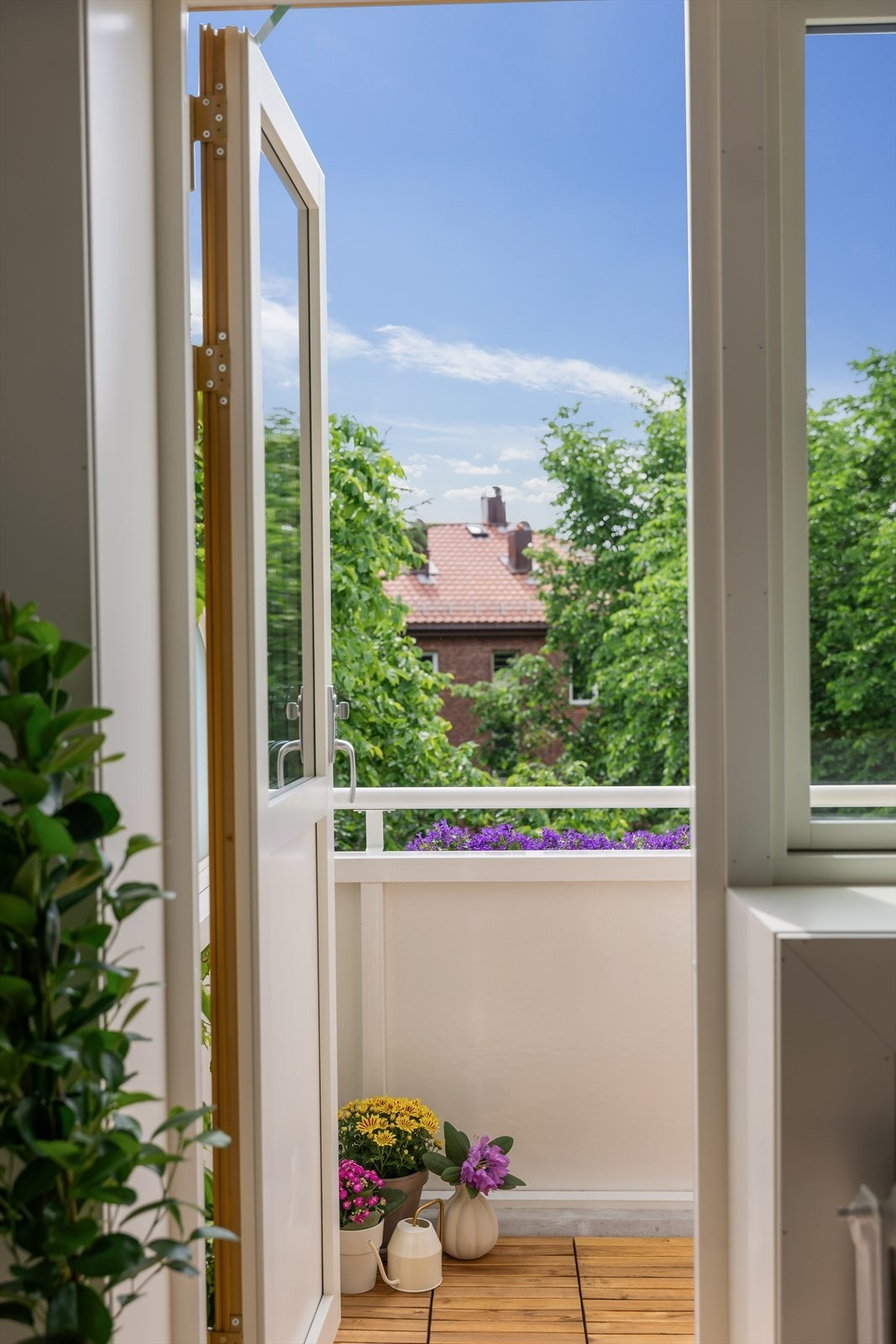 Balkongen fungerer som en forlengelse av stuen i sommerhalvåret, med direkte utgang. Galleribilde