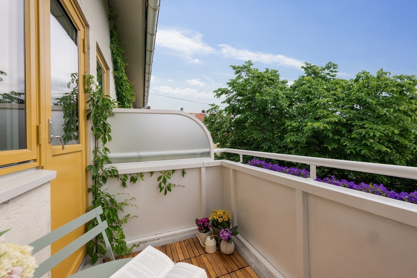 Her er det plass til sittegruppe og beplantning, og balkongen egner seg godt for både morgenkaffen og avslappende ettermiddager. Galleribilde