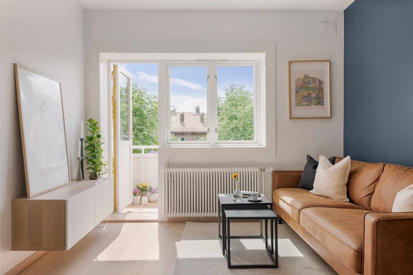 Stuen har en god utforming som gir plass til både sofagruppe og spisebord. Veggmontert TV-benk som står i stil med gulvet er inkludert i salget. Galleribilde