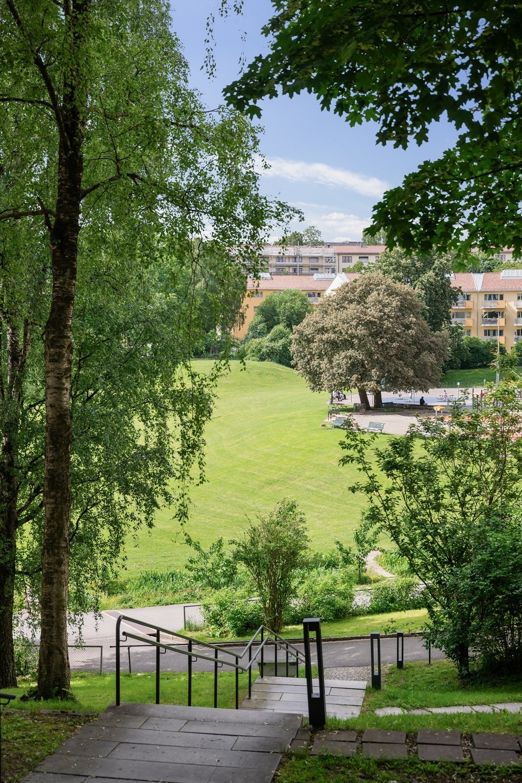 Leiligheten ligger tilbaketrukket med Iladalen park som nærmeste nabo, en grønn lunge som blir en naturlig forlengelse av hjemmet. Galleribilde