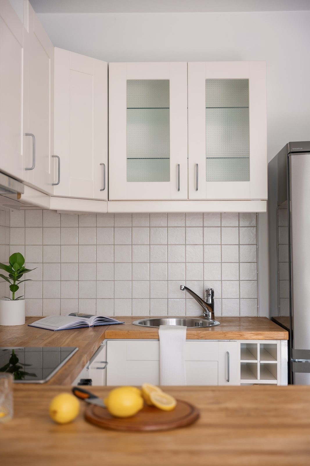 Kjøkkenet er utstyrt med koketopp, stekeovn, oppvaskmaskin og frittstående kjøl/fryseskap som medfølger. Galleribilde