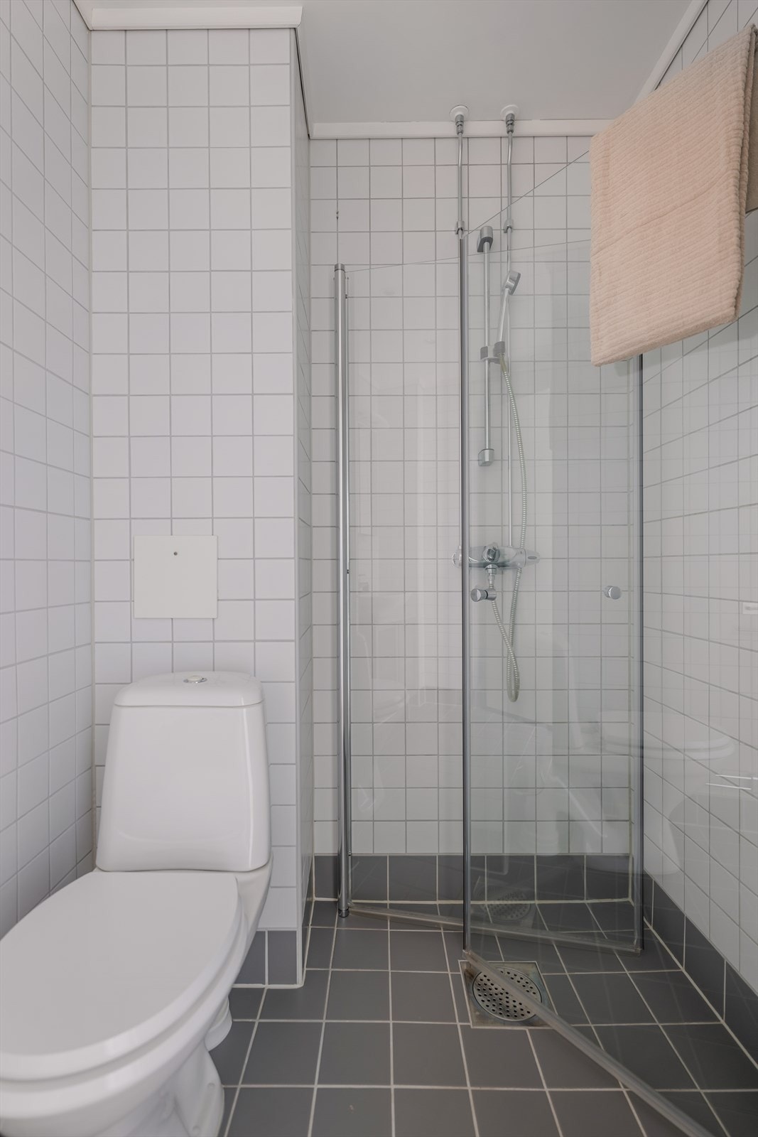 Dusjhjørne med svingbare glassdører som ble montert i 2022. Galleribilde