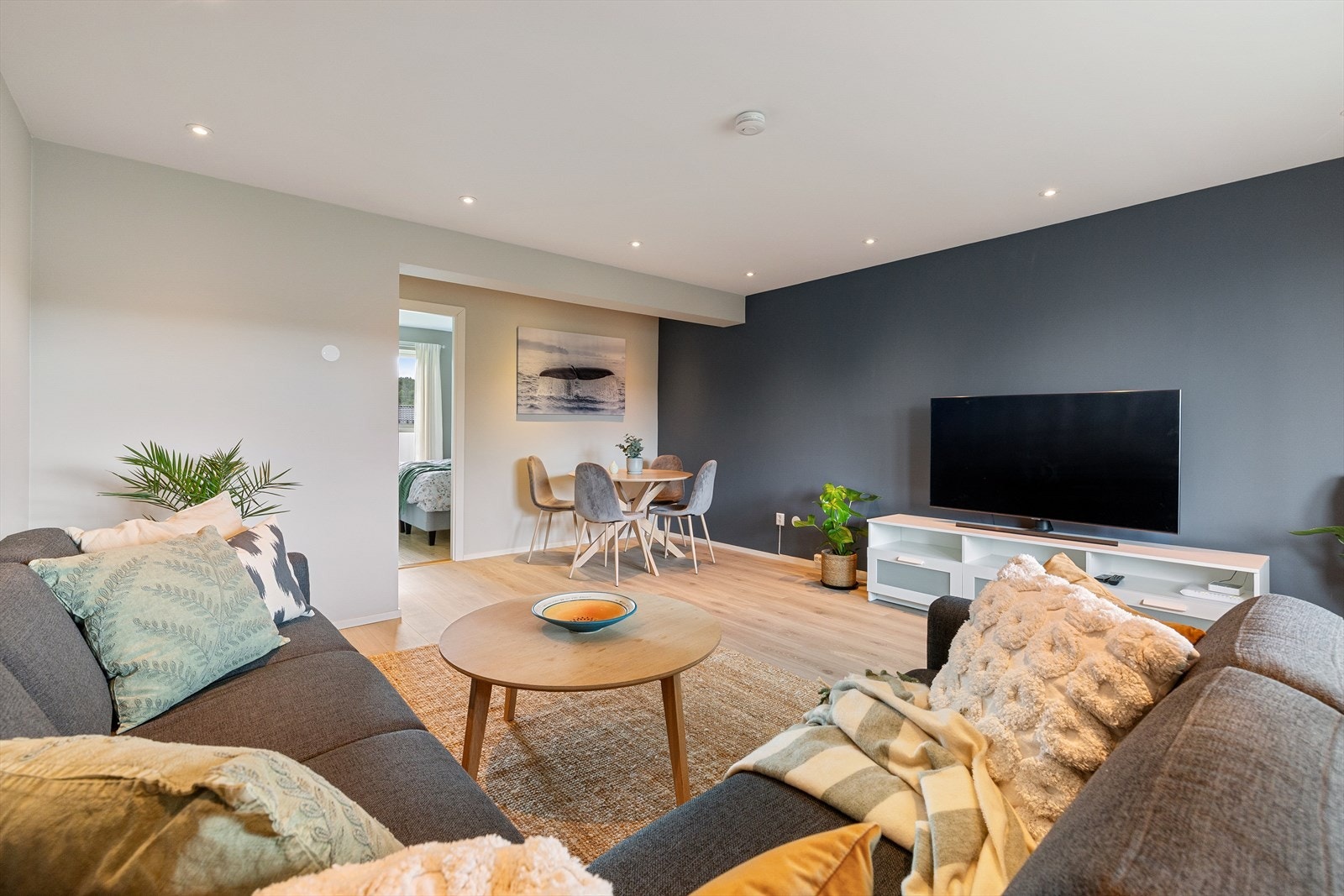 Sosialt samlingspunkt med plass til både sofagruppe og spisebord. Galleribilde