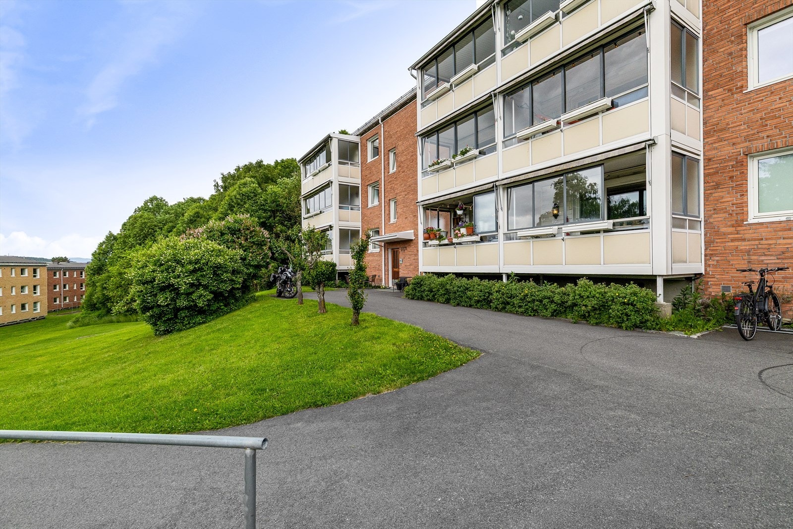 Bygget er fra 1959 og er en del av Bakkehavn Sambyggelag, som består av 108 boliger. Galleribilde