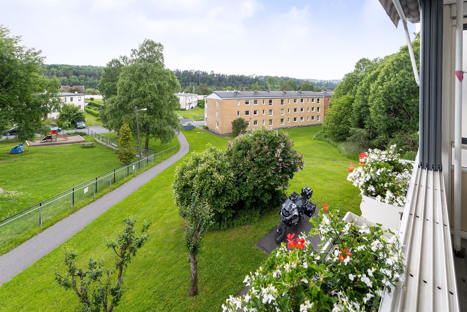 Fra leiligheten er det utsikt over aksjelagets flotte fellesområde. Galleribilde