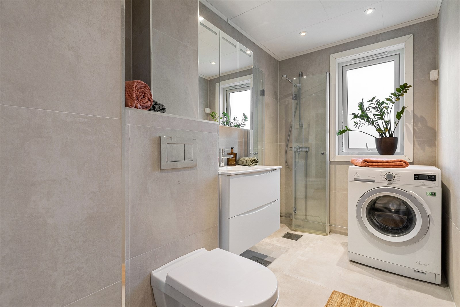 Badet ble pusset opp i 2022 med fliser, gulvvarme og opplegg for vaskemaskin. Galleribilde