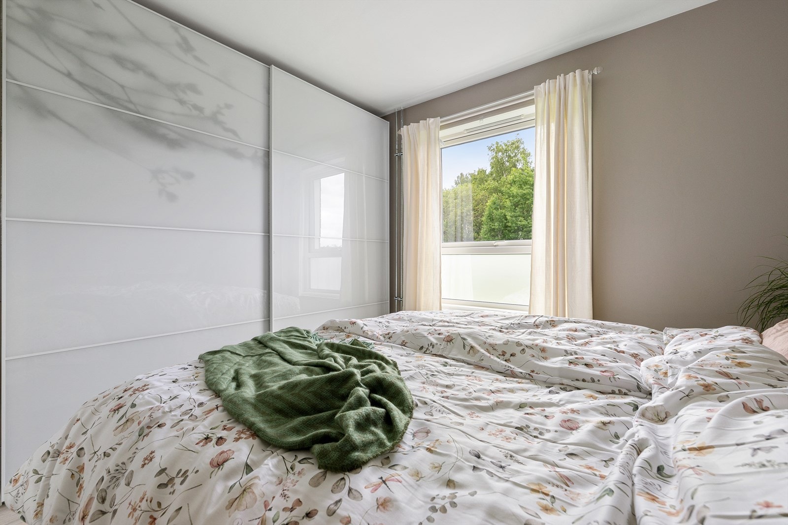 En stor skyvedørsgarderobe gir rikelig med oppbevaringsplass på hovedsoverommet. Galleribilde