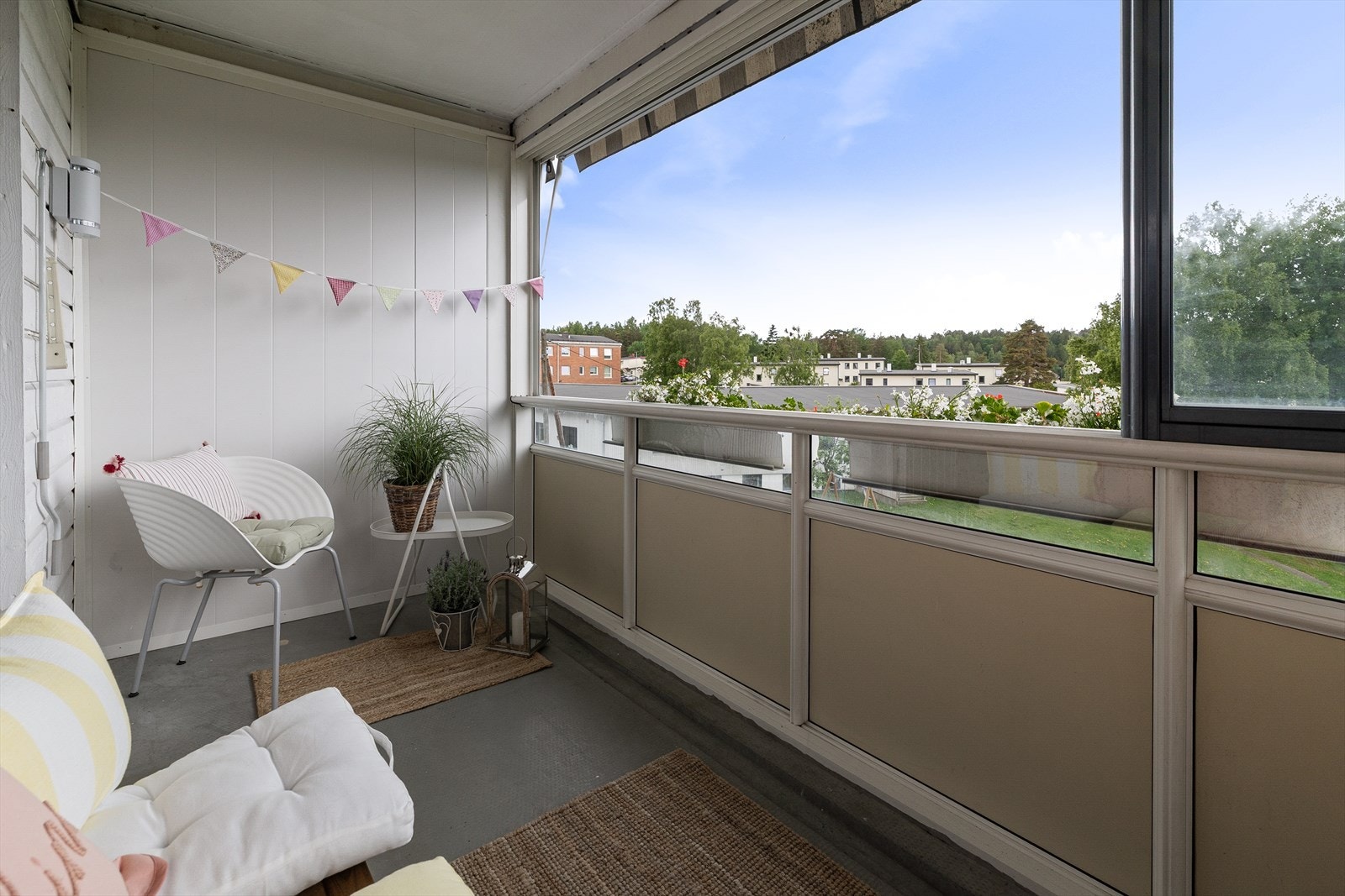 Innglassingen gjør at balkongen kan benyttes fra tidlig vår til sen høst. Galleribilde