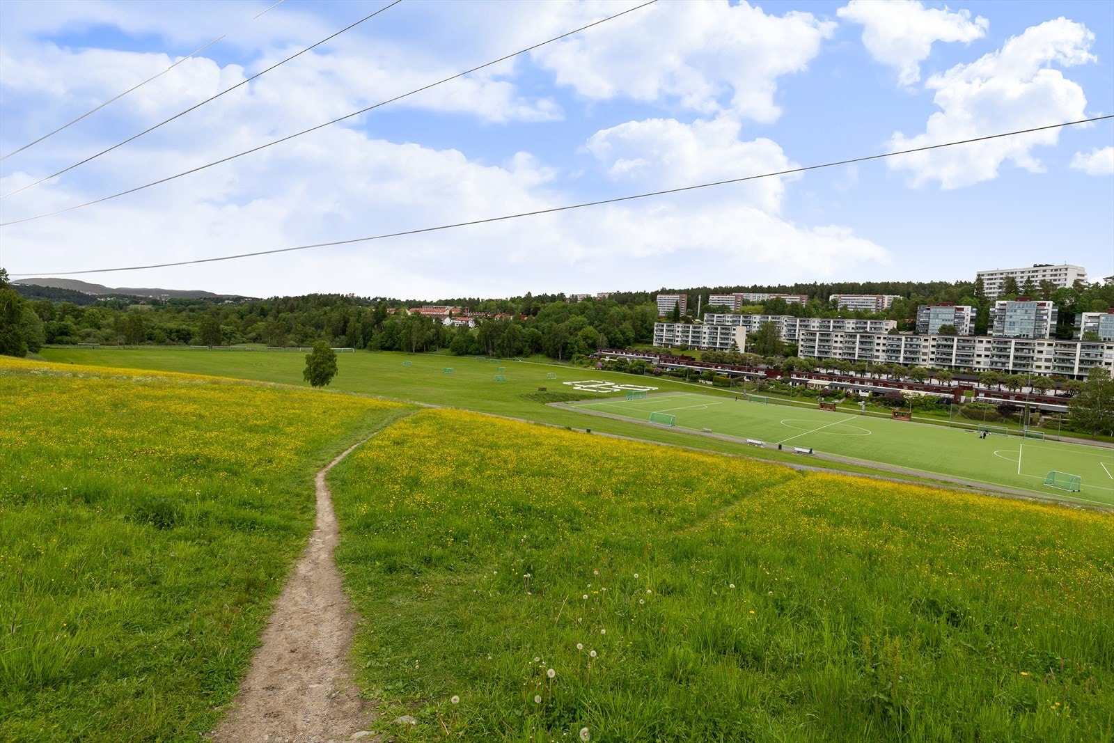 Nærområdet byr på flotte tur- og rekreasjonsmuligheter, som her ved Rustad Idrettspark. Galleribilde