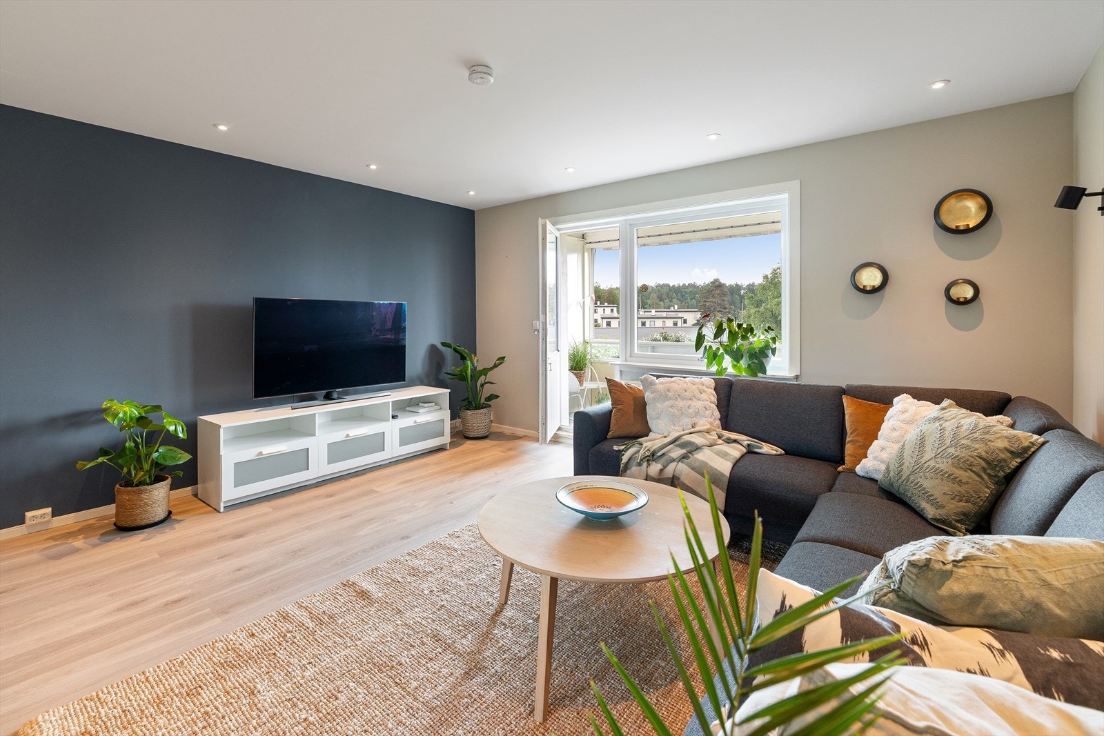 Stuen har god plass til en romslig sofagruppe naturlig medievegg. Galleribilde