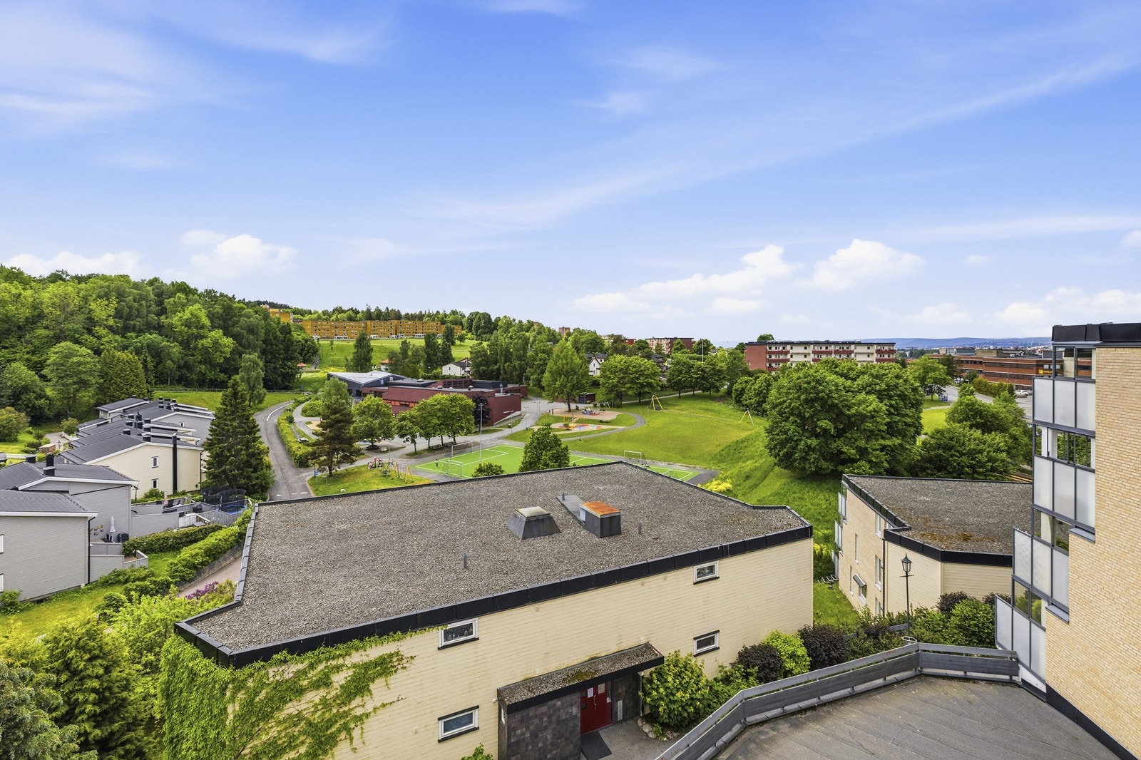 Fantastisk terrasse på 13 m² med flott utsikt og gode solforhold. Balkongen har utsikt mot grøntområder, skog og byen. Foto: MarikaFoto Galleribilde