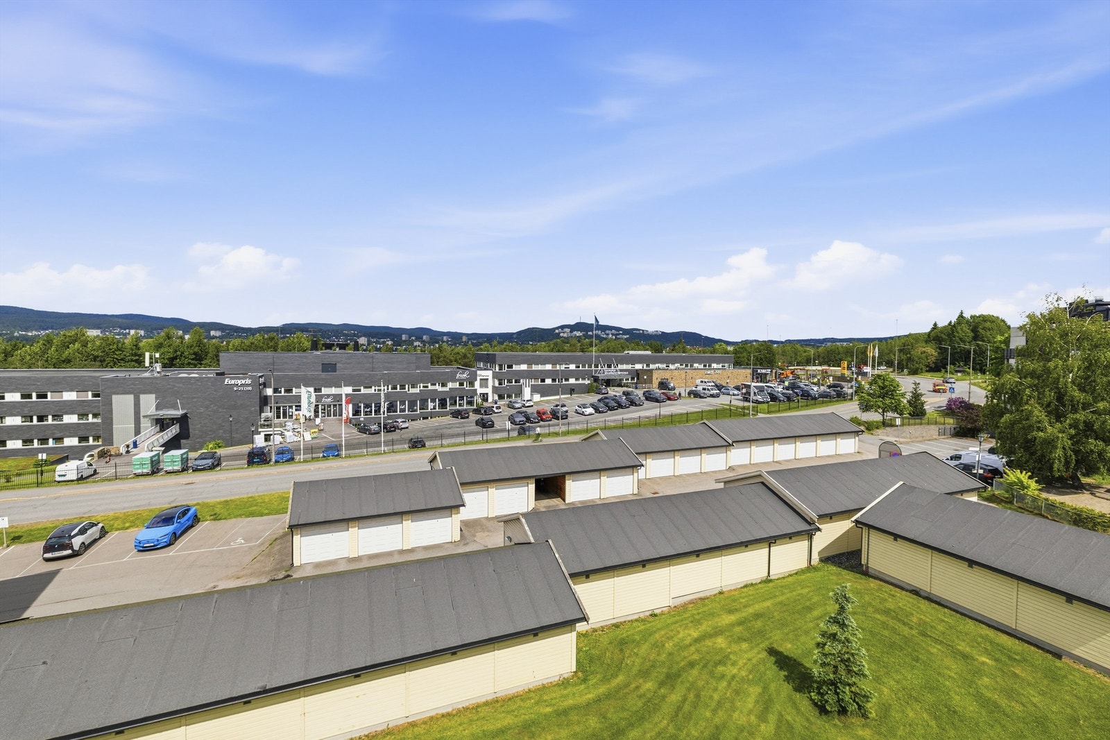 Balkongen har utsikt mot byen, skog og grøntområder Galleribilde