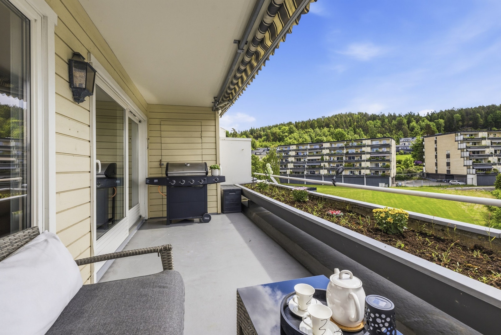 Terrassen har utebelysning og markise. Utvendig bod på 2 m² Galleribilde