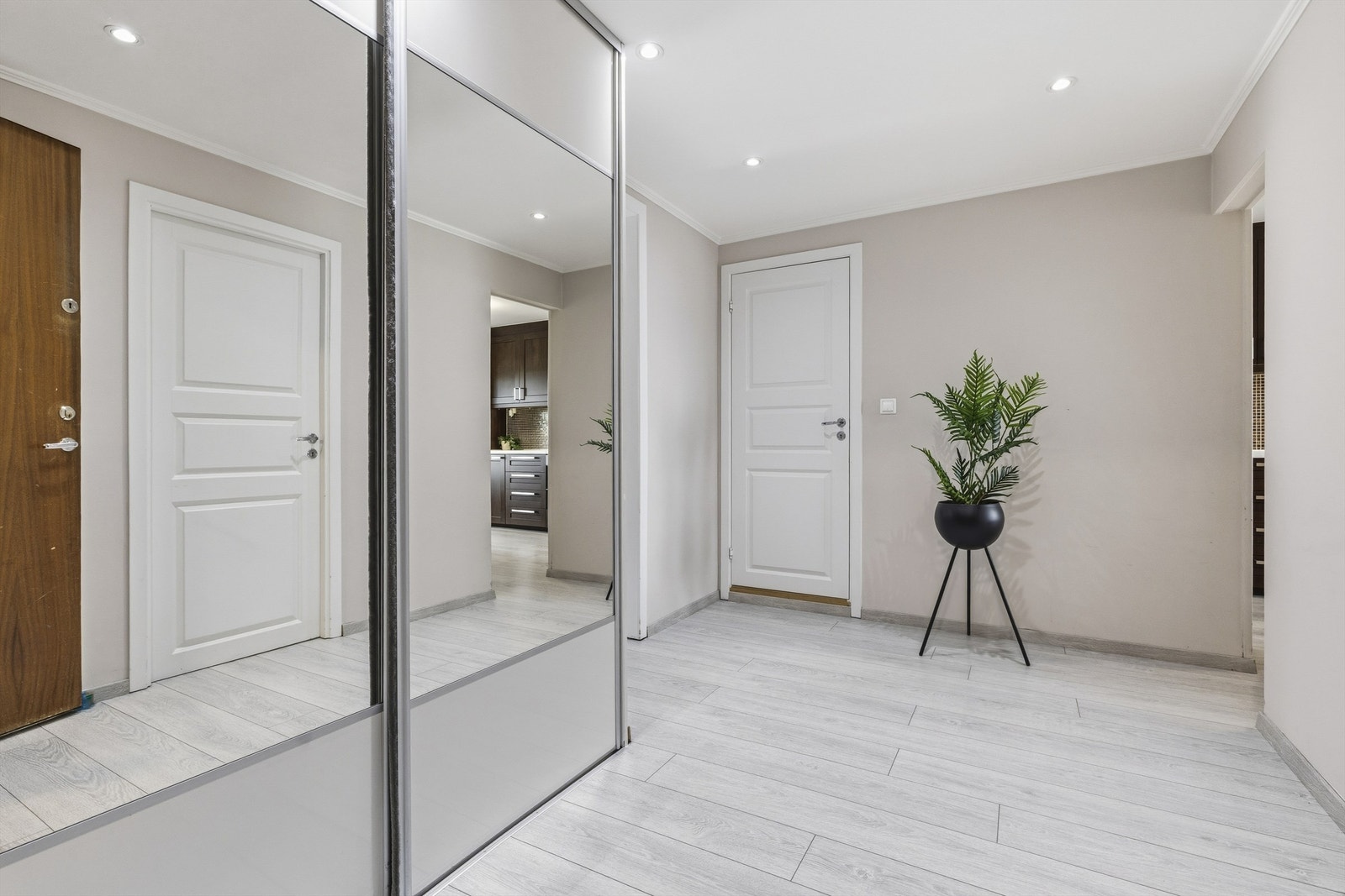 Lys entré med adkomst til alle rom i leiligheten. Skyvedørsgarderobe med god plass til oppheng av tøy og oppbevaring av sko Galleribilde