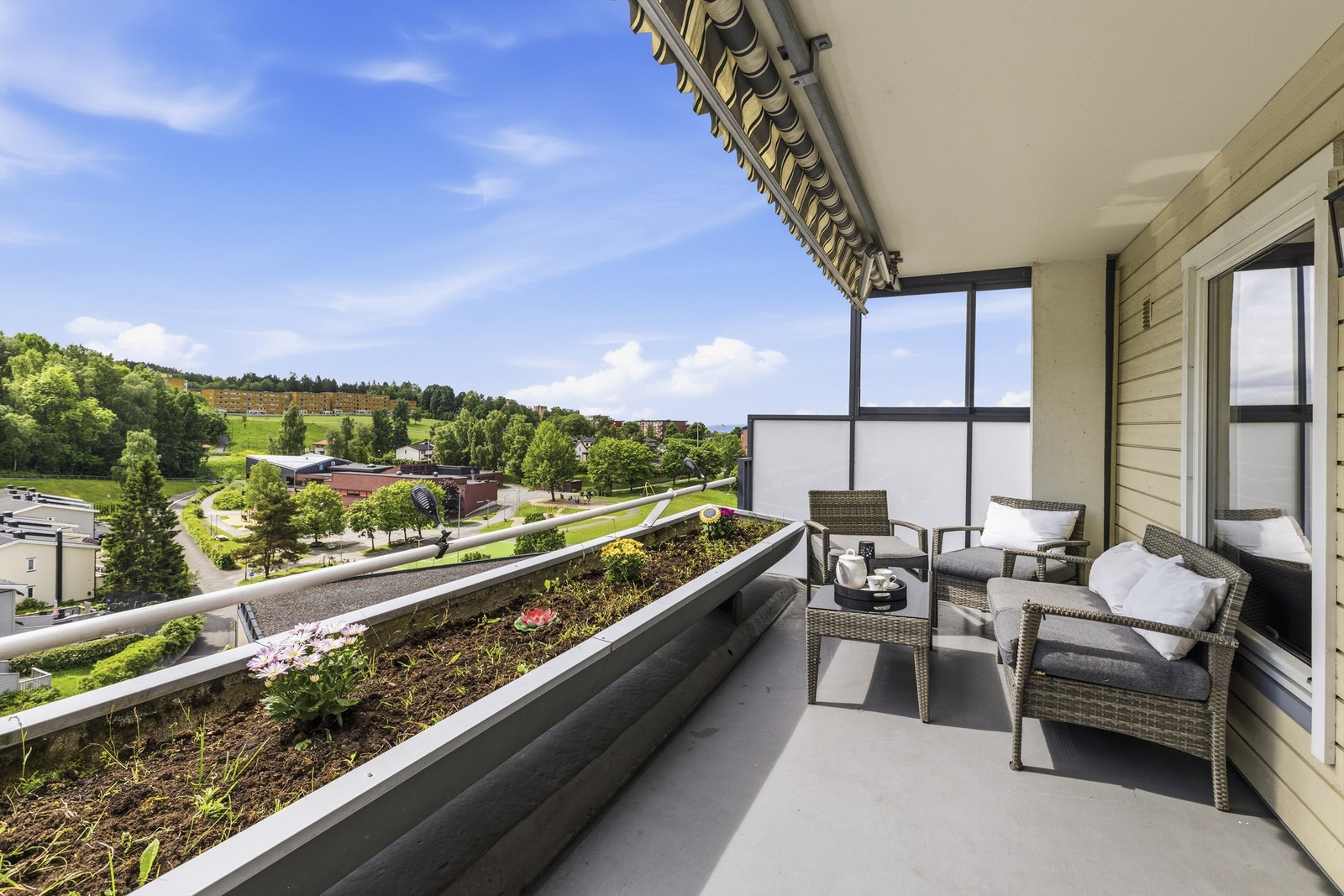 Stor og lys 4-roms toppleilighet med gjennomgående planløsning. Leiligheten har en fantastisk terrasse og en balkong. I tillegg er det bad, toalettrom og vaskerom. God lagringsplass i 3 boder. Det er garasjeplass i kjeller. Foto: MarikaFoto Galleribilde