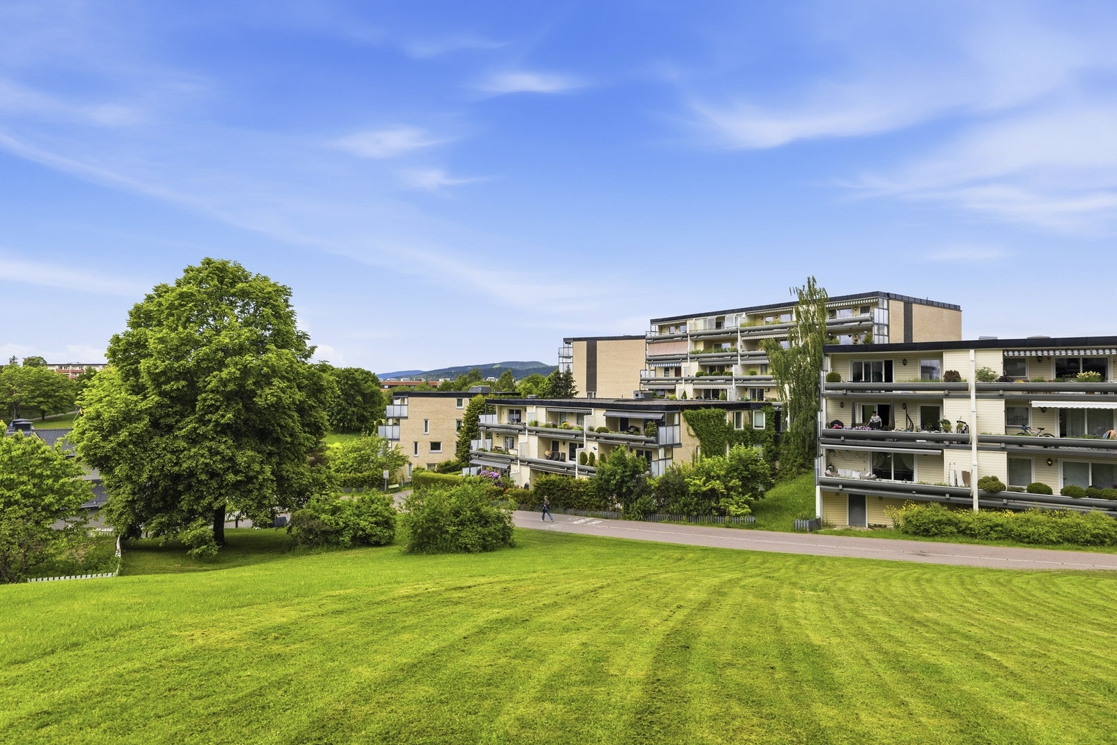 Fasade. Det er flotte grøntområder rundt boligen Galleribilde