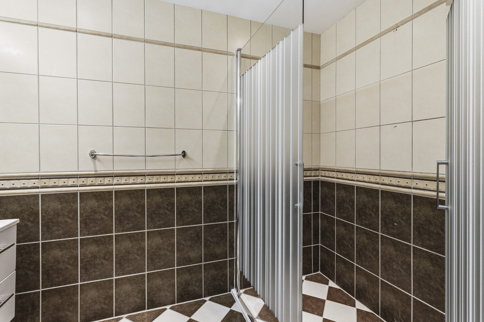 Badet har vegghengt servantinnredning, dobbel ovenpåliggende servant med armaturer, speil med overlys, stikkontakt over servant, dusjnisje med glassvegg og glassdør, samt vegghengt dusjarmatur (hånddusj og regndusj) Galleribilde