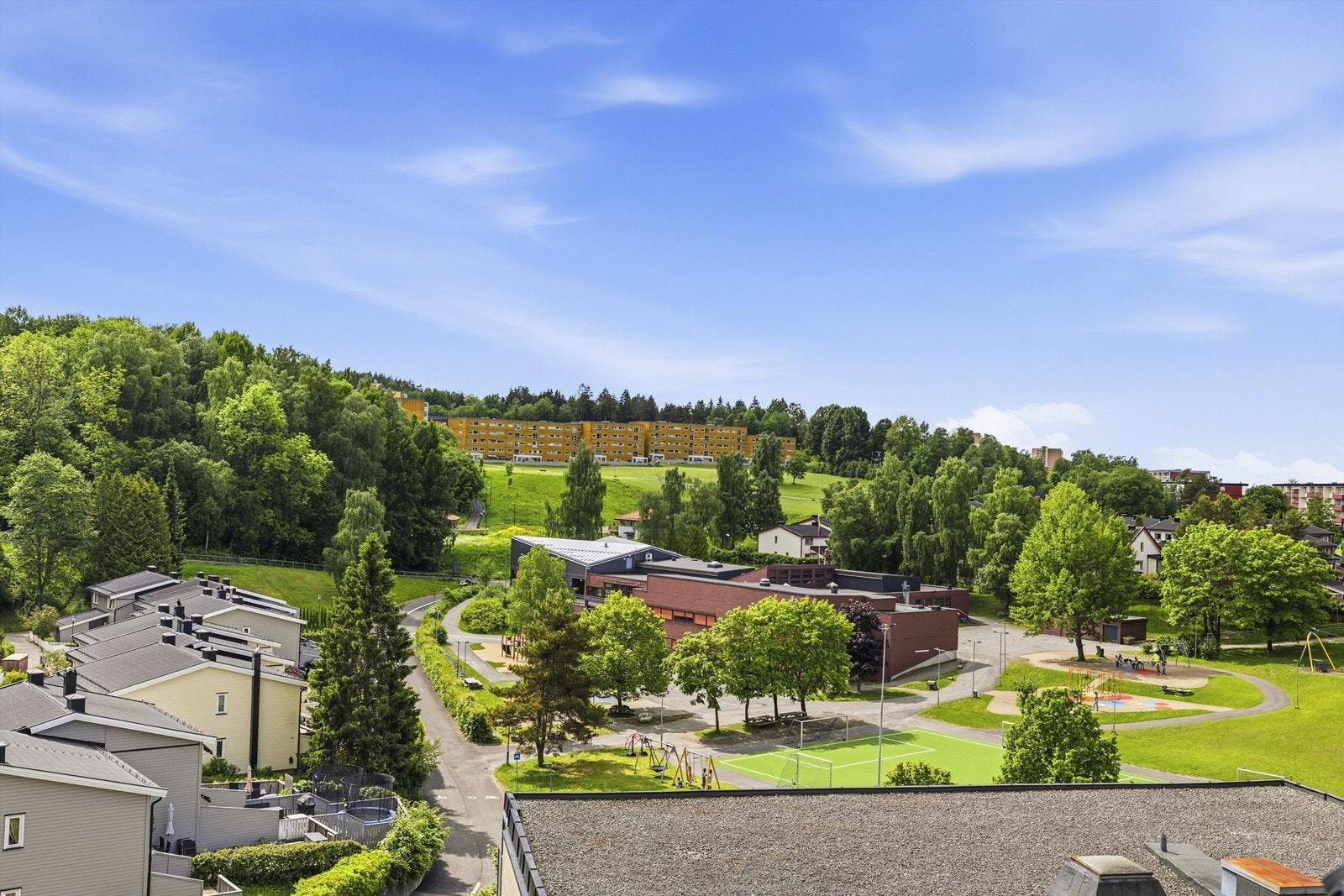 Her er det god plass til utemøbler og grill. Her kan man kose seg hele dagen med god mat og familie på besøk Galleribilde