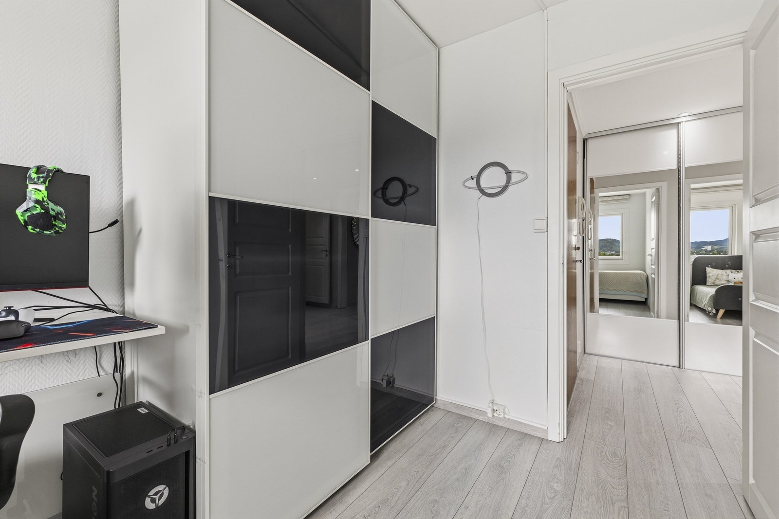 Stor skyvedørsgarderobe med god plass til klær og annet Galleribilde