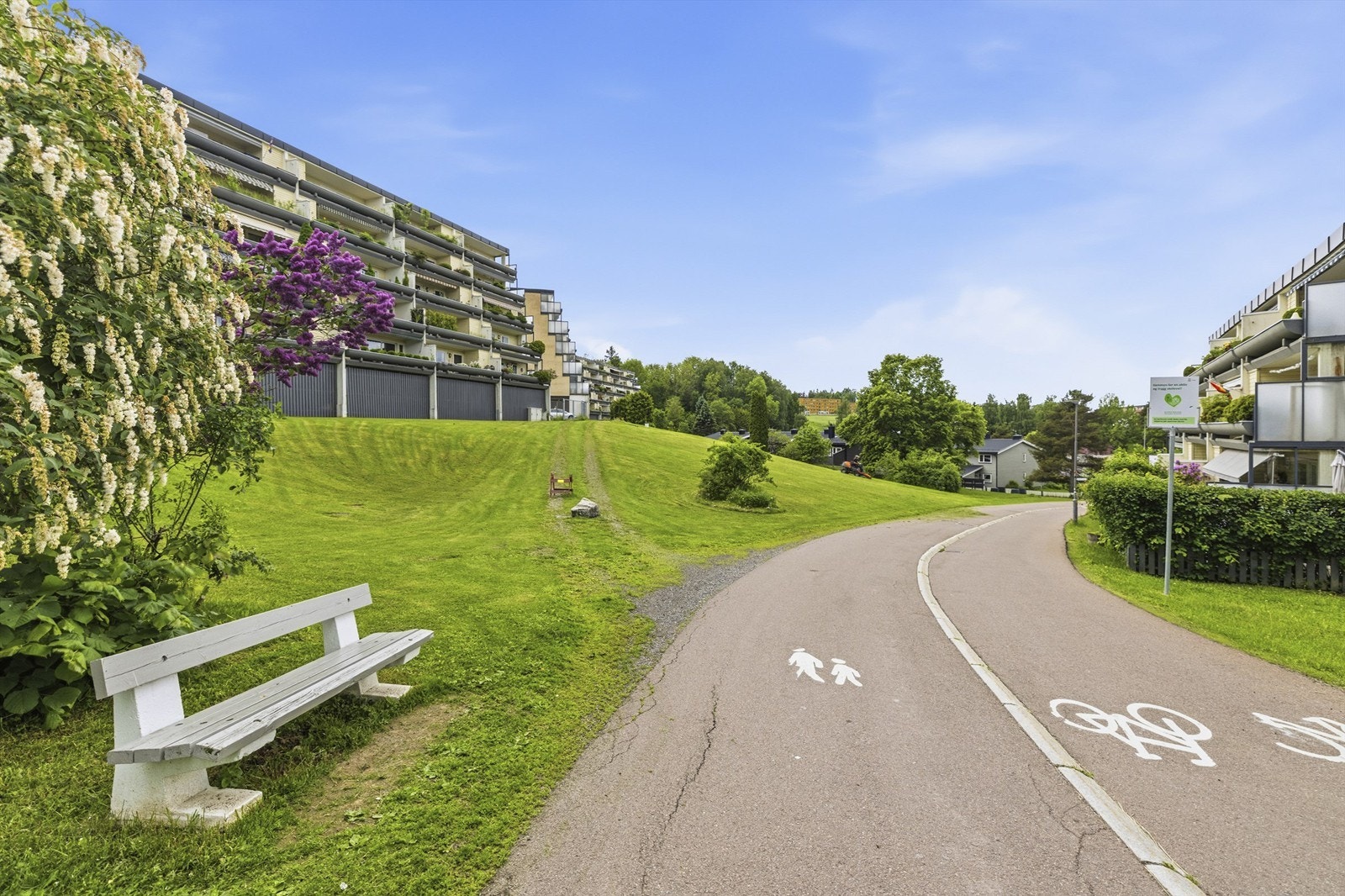 Rett utenfor boligen er det flott tur/-sykkelsti som går til Haugerud og Ellingsrud. Her er det flott utsikt mot grøntområder og byen langs ruten Galleribilde