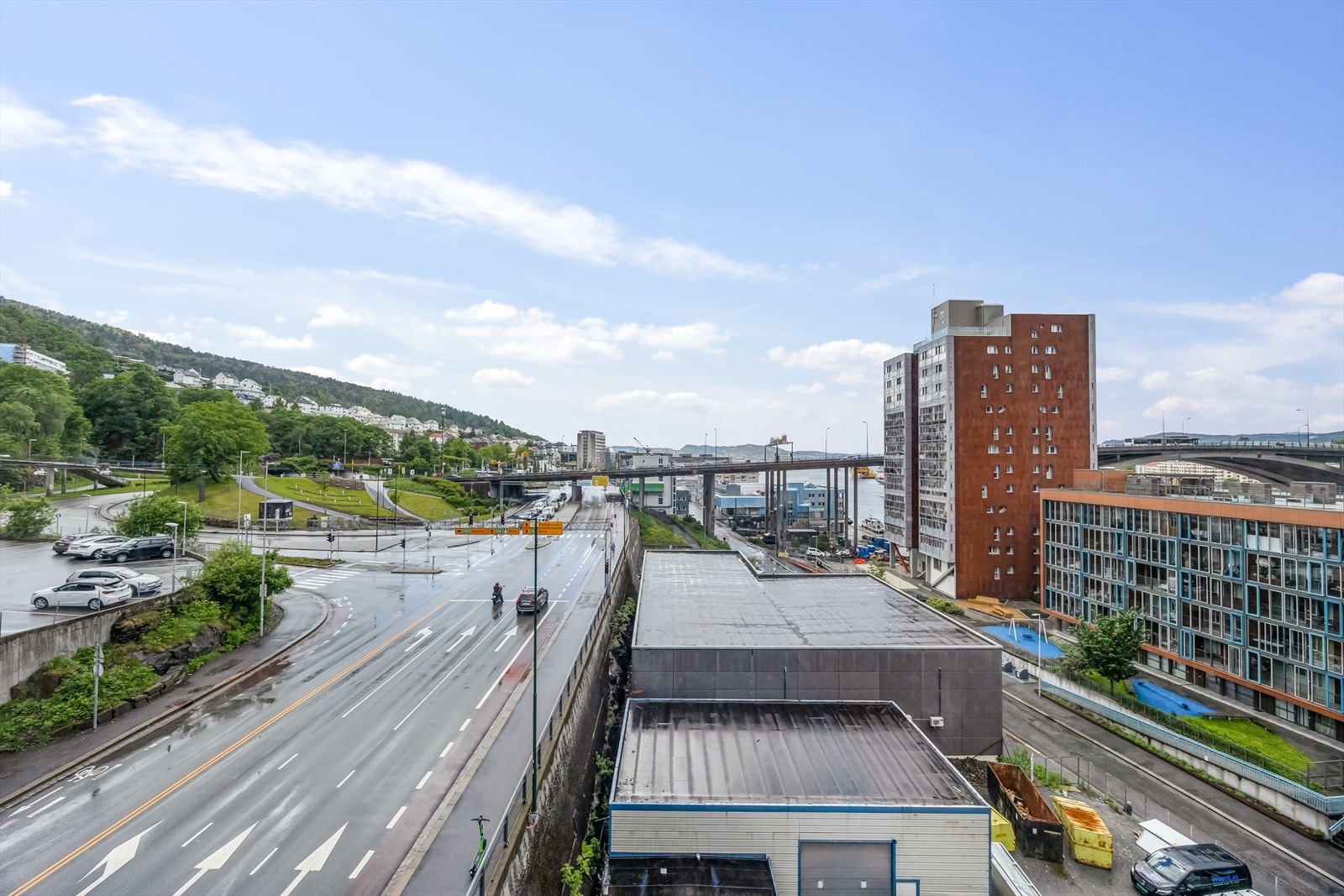 Nærmeste busstopp finner du ved hovedveien. ca. 2 min gange fra boligen. Galleribilde