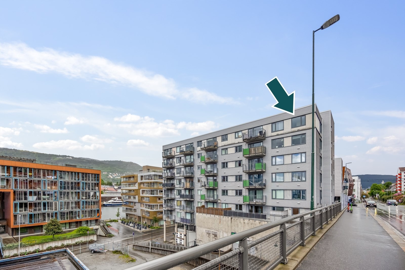 Leiligheten har adkomst via heis mot toppetasjen. Galleribilde