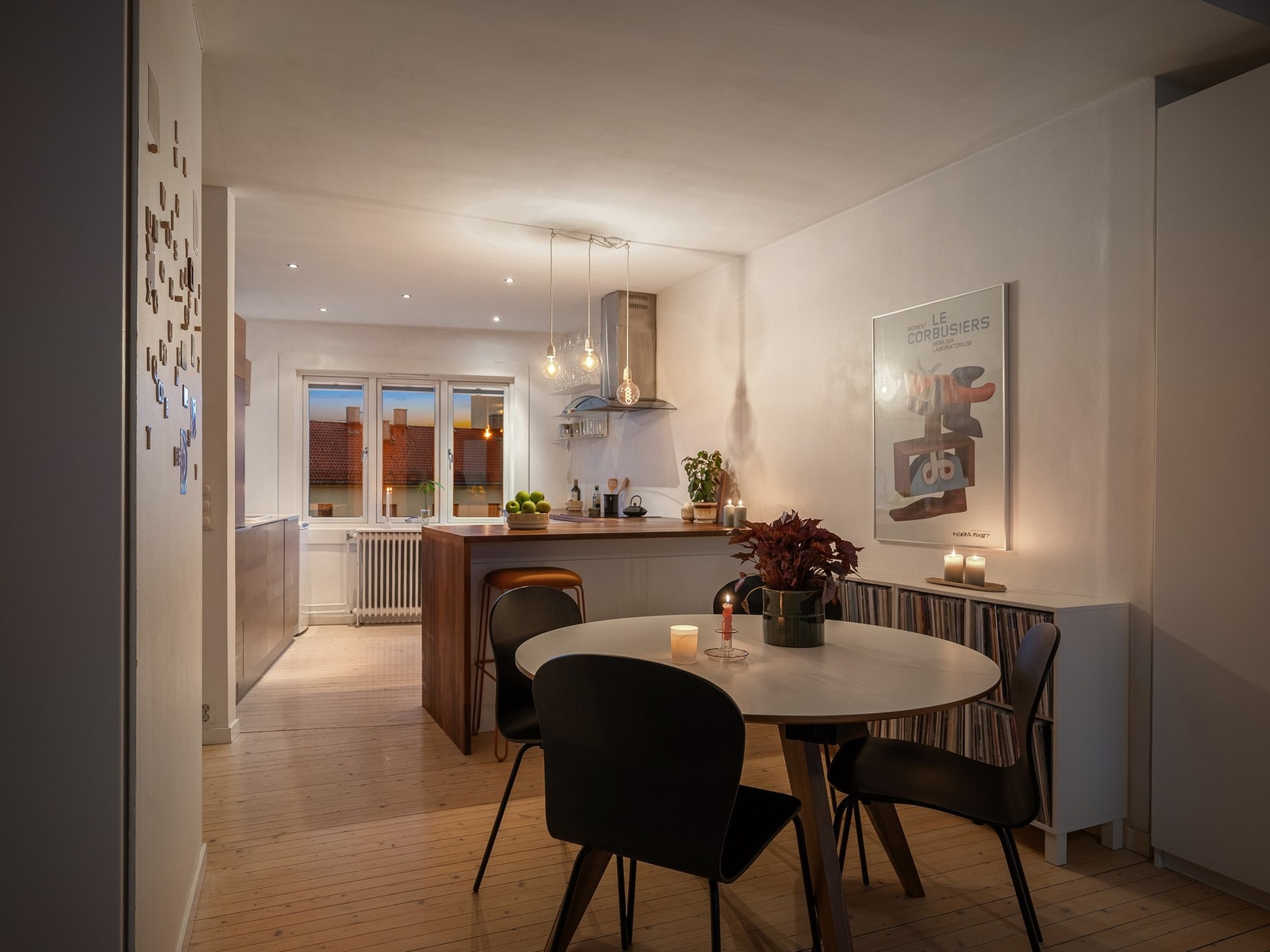 Når kvelden senker seg, skaper den åpne planløsningen en varm og innbydende ramme for middager og sosiale sammenkomster. Galleribilde