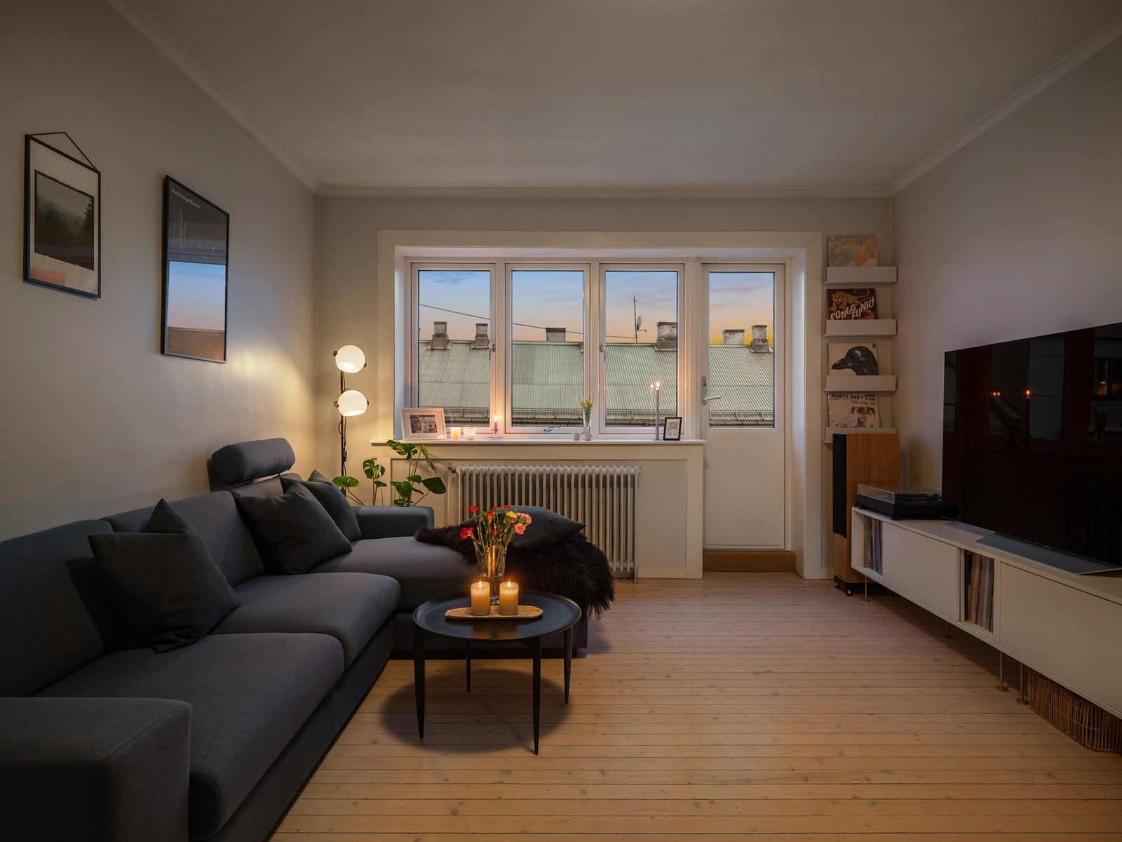 Her er det lett å se for seg rolige kvelder med venner og familie - i et oppholdsrom som oppleves både åpent, sosialt og hjemmekoselig. Galleribilde