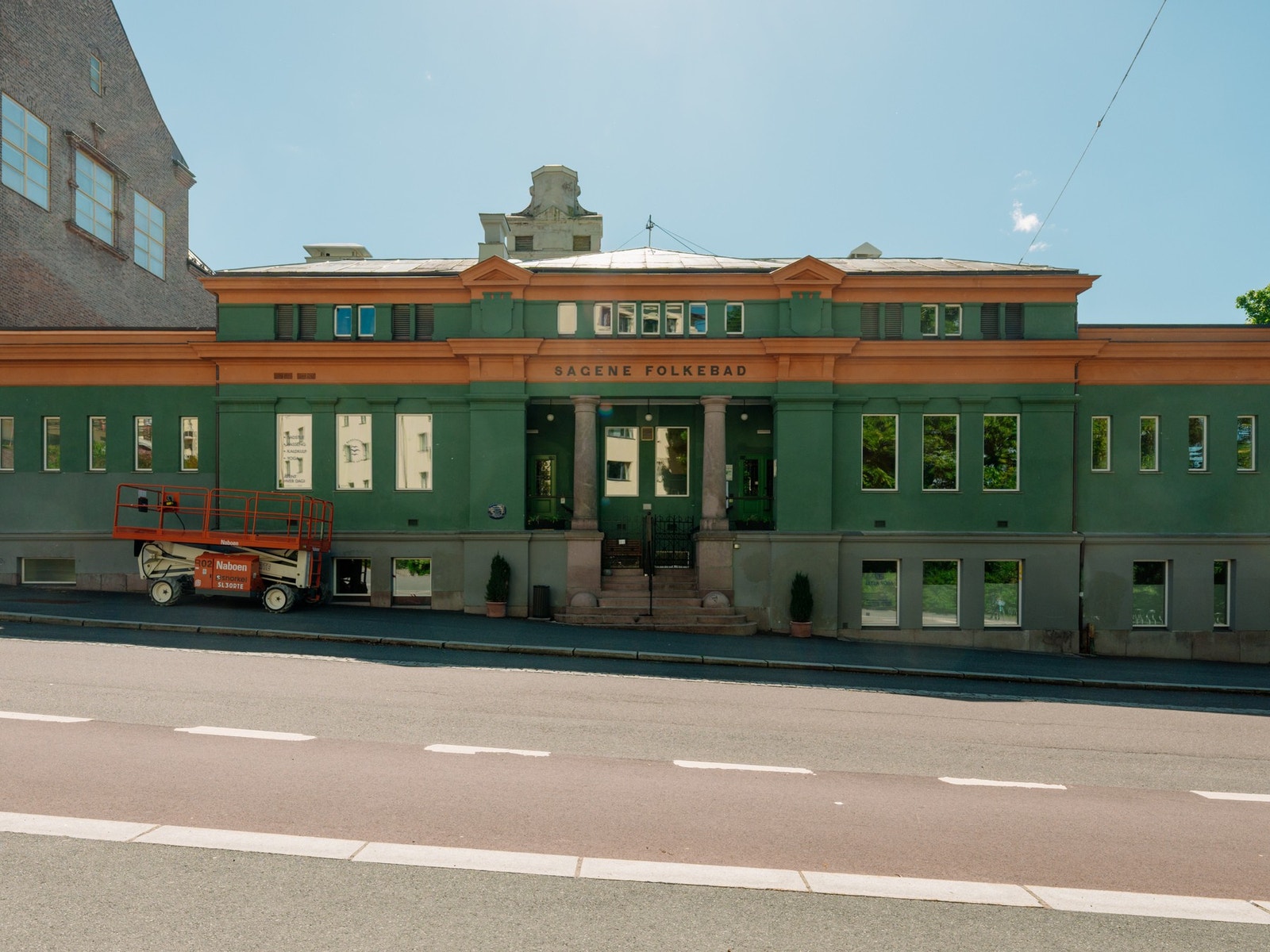 Sagene folkebad like ved leiligheten. Galleribilde