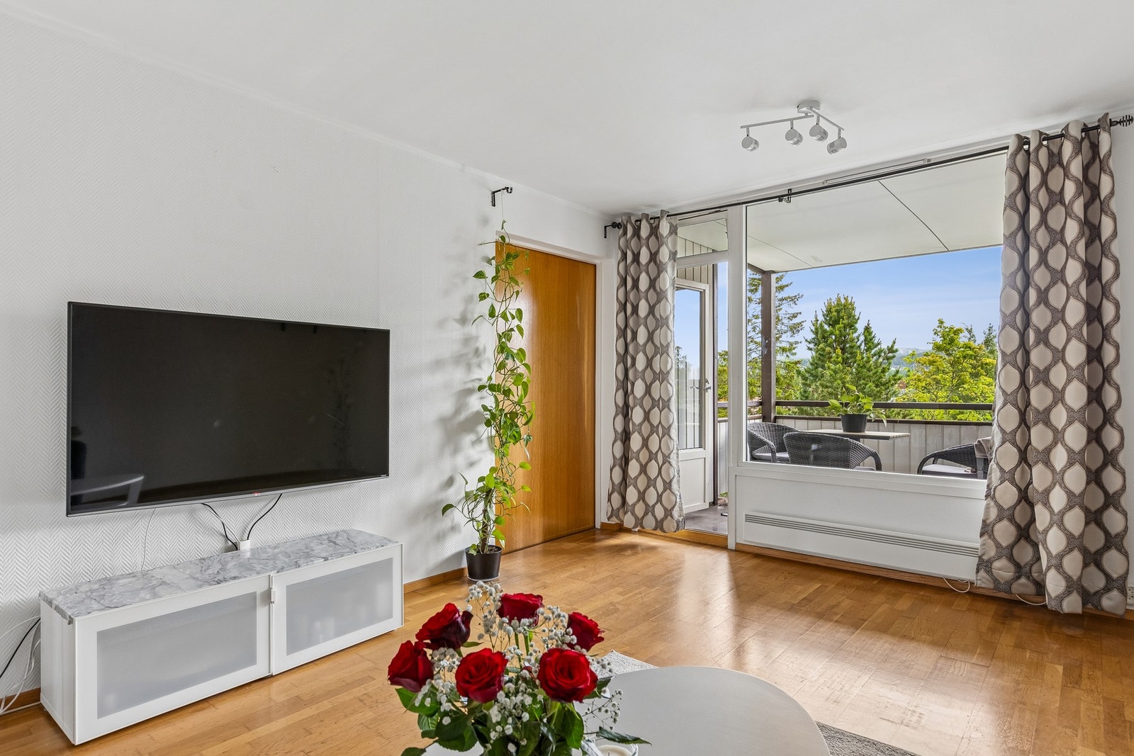 Store vindusflater som gir rikelig med naturlig lysinnslipp. Galleribilde