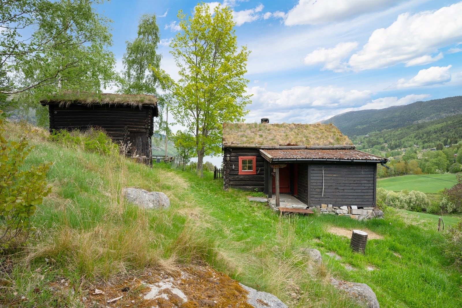 Eiendommen består av to fritidseiendommer, med flere bygninger på hver eiendom. Galleribilde
