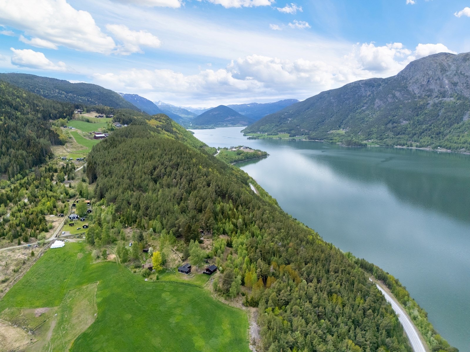 Naturskjønne omgivelser med fjell og dalutsikt. Galleribilde
